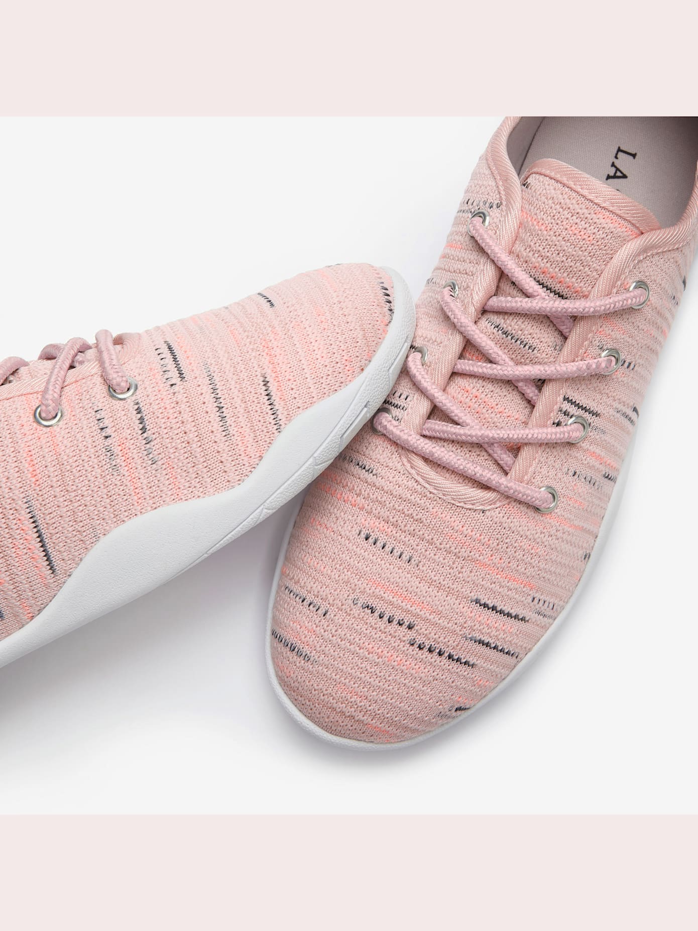 Baskets semelle ultra-légère, très plate et souple