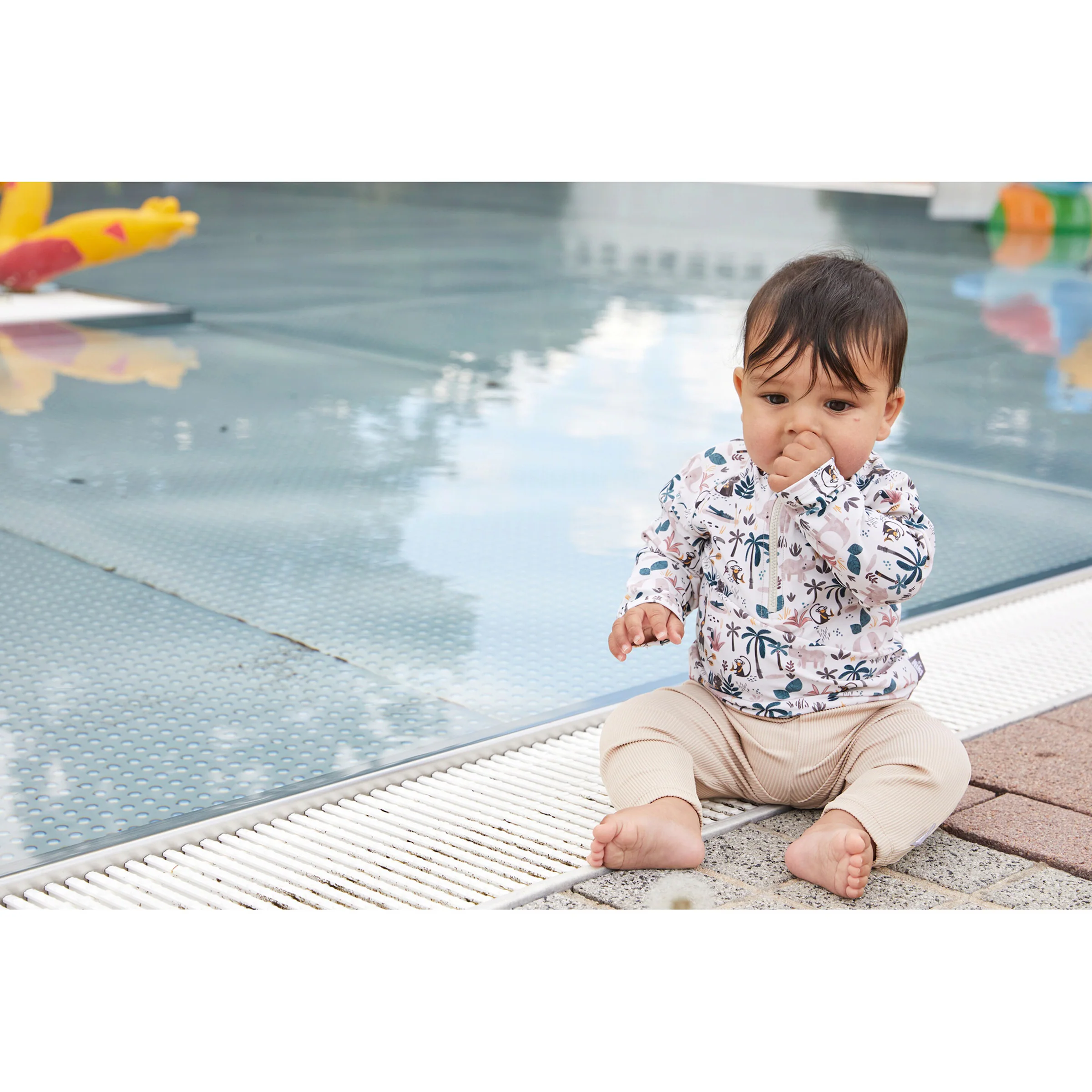 Sterntaler Capri-Schwimmleggings mit Windeleinsatz und UV-Schutz Rippqualität beige