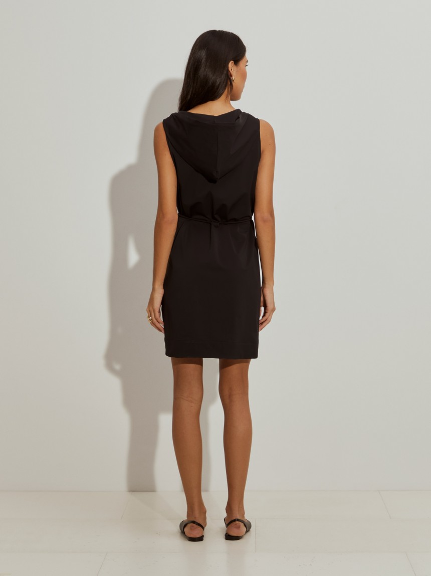 Vestido curto sem mangas com capuz