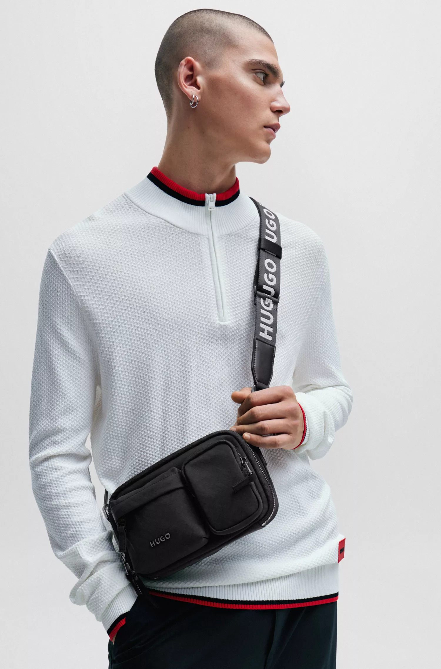 Bolsa transversal HUGO vermelha com alça ajustável personalizada.