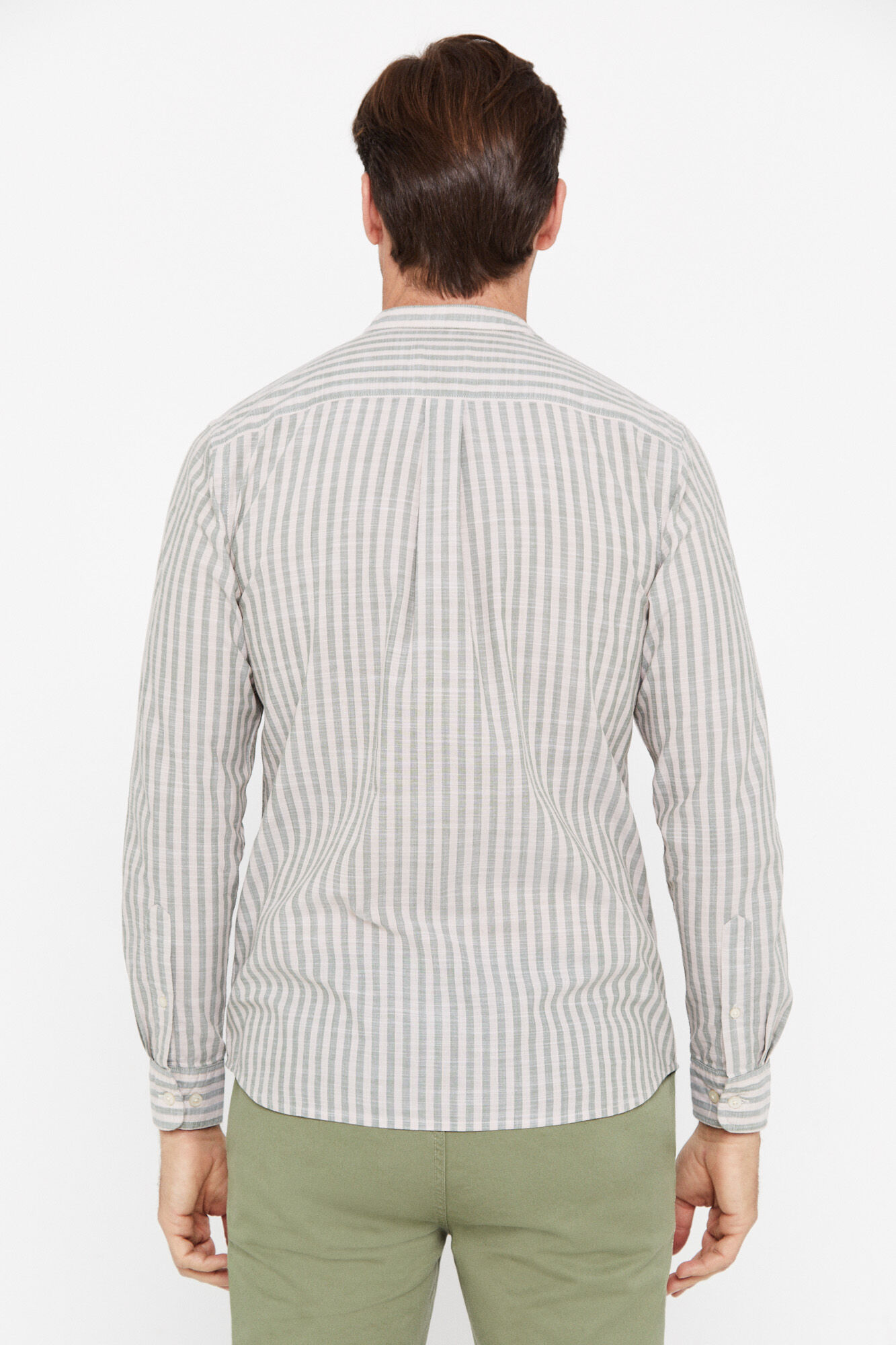 Camisa de malha texturizada listrada com gola mandarim - Cáqui