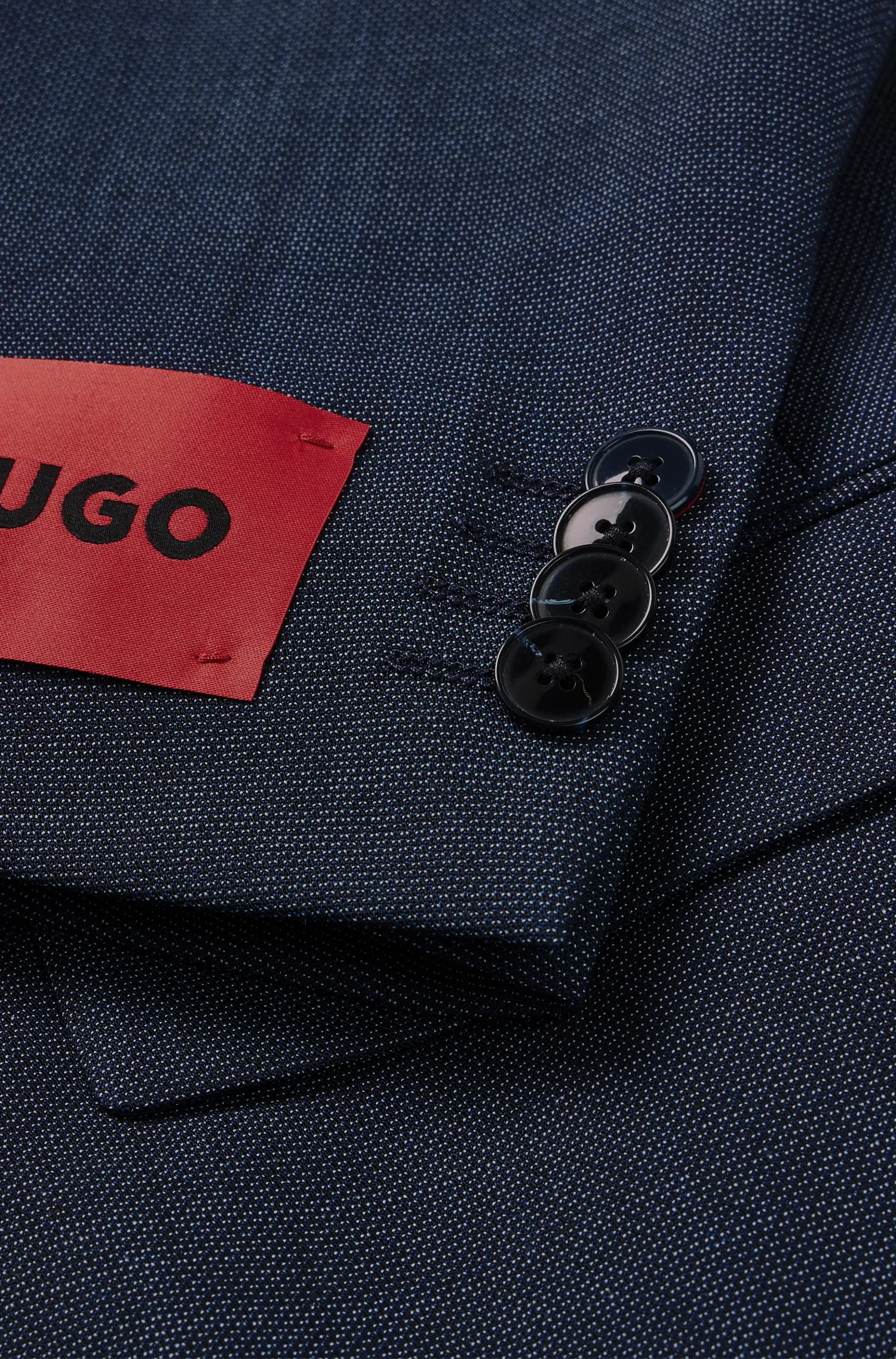 Terno HUGO vermelho de três peças, corte slim, em sarja elástica de alta performance.