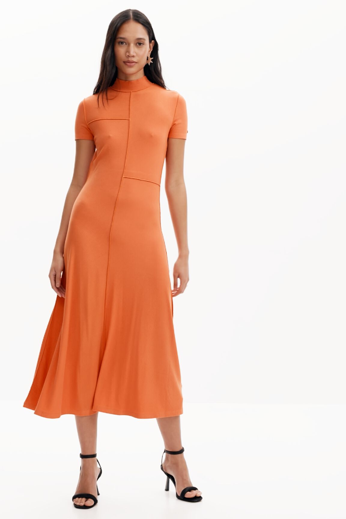 Vestido midi de gola alta
