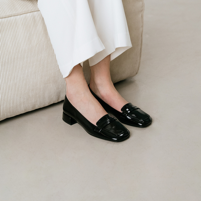 Mocassins à bouts carrés  en cuir vernis plissé noir