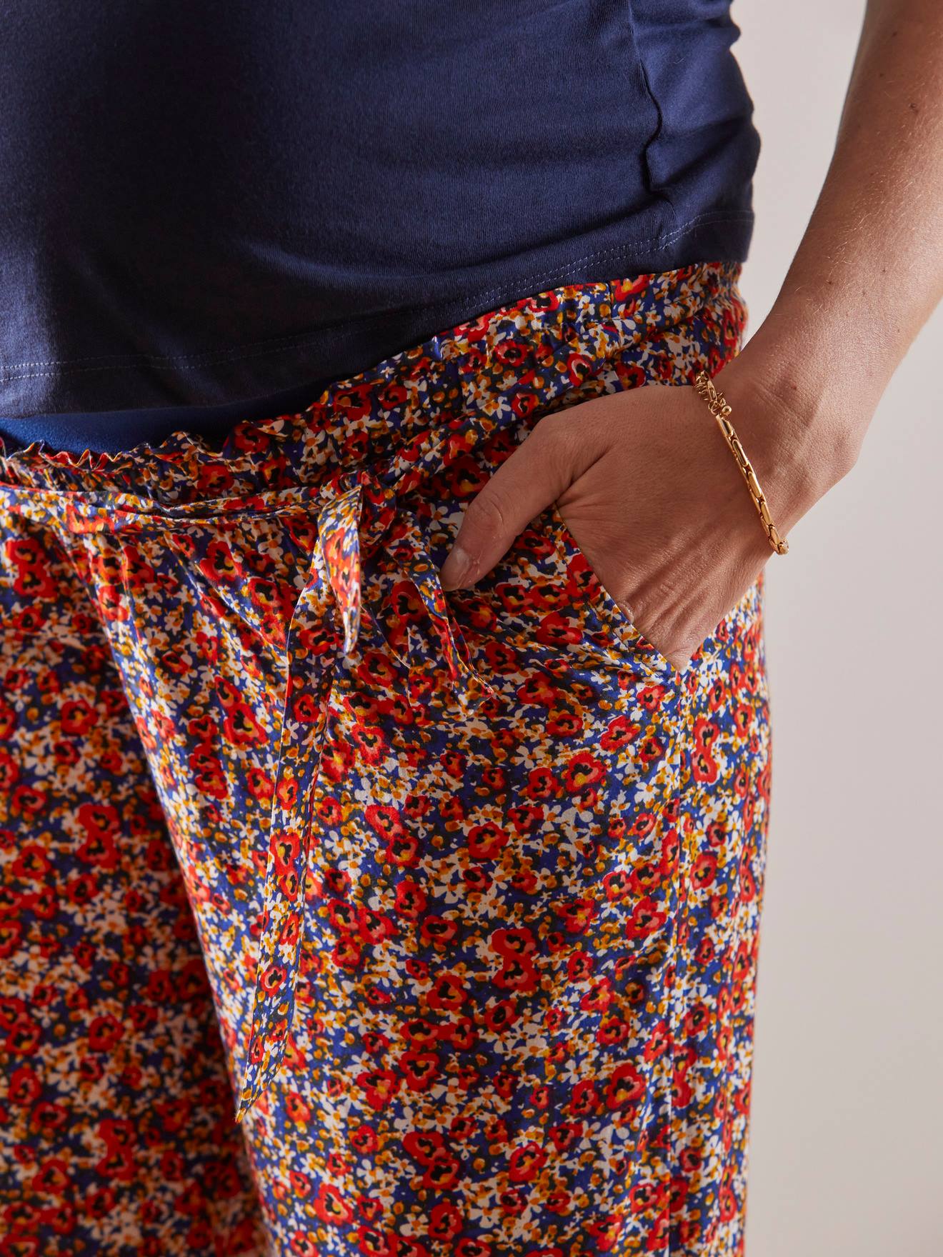 Calças de maternidade fluidas em viscose estampada azul-escura.