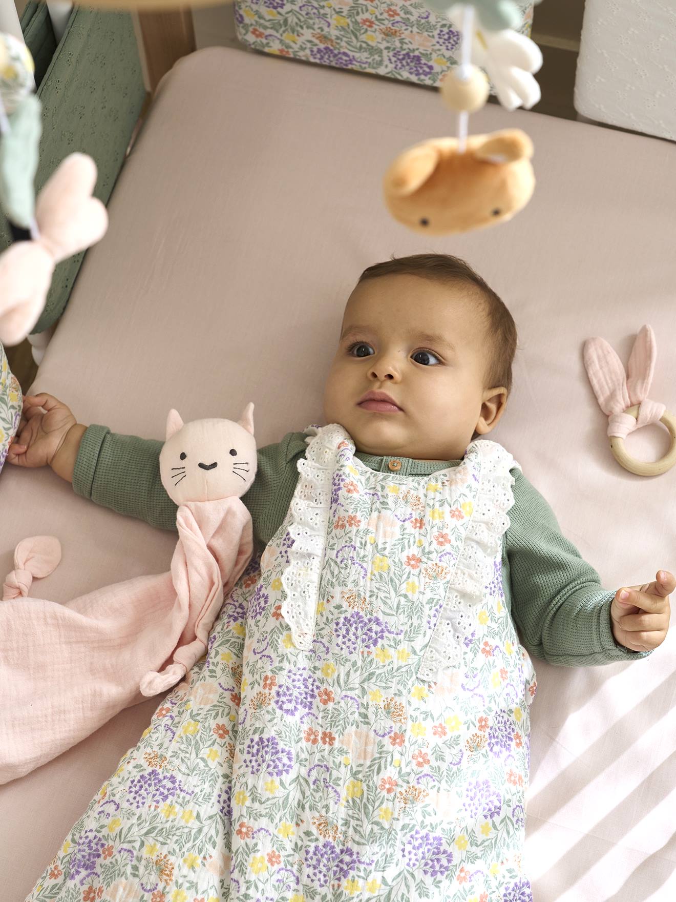 Cardigã sem mangas em chiffon de algodão estilo campestre com estampa branca.