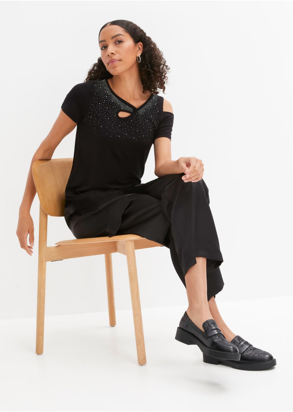 T-shirt à application de strass et découpes