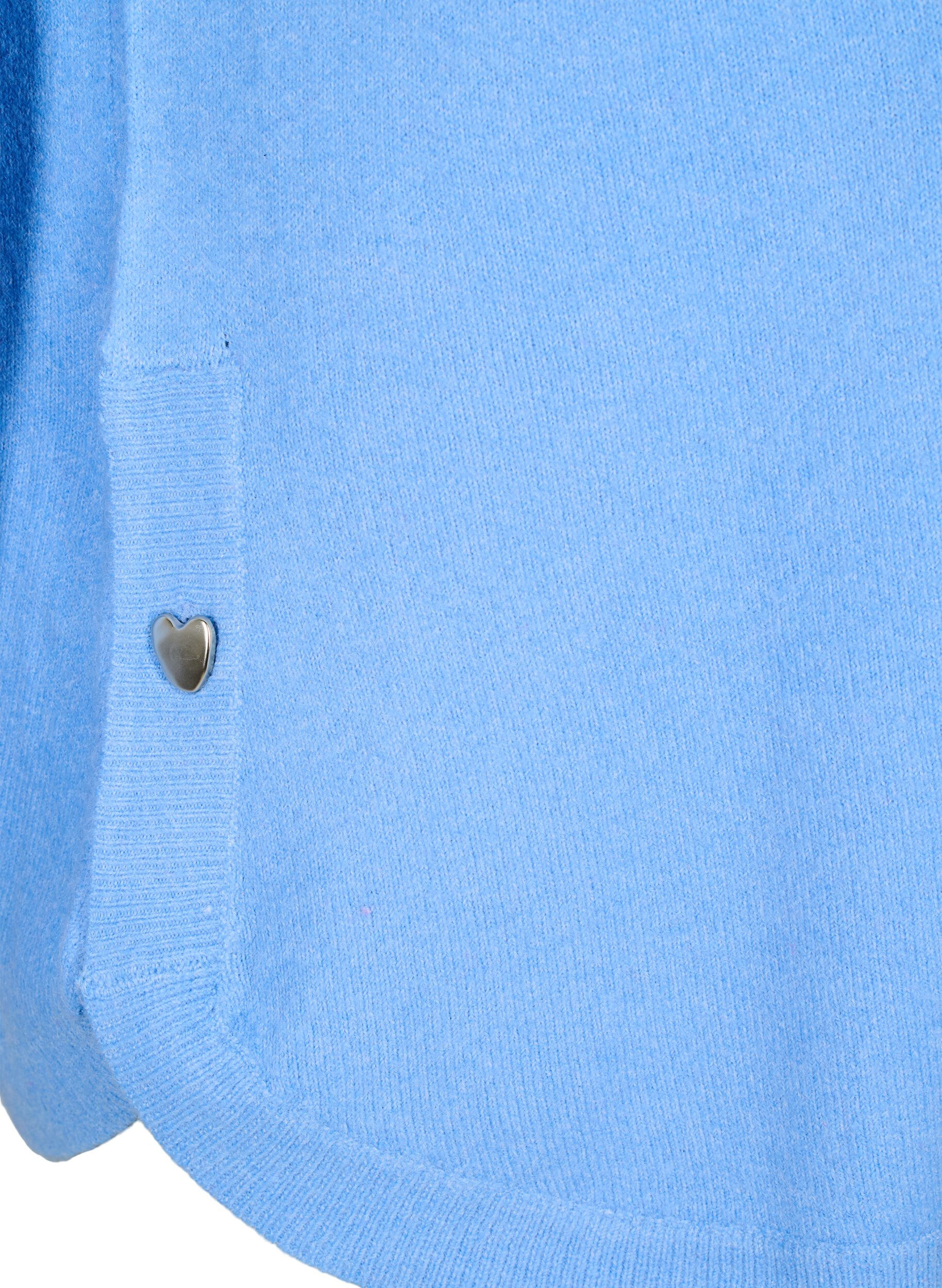 Lang strikbluse med knapdetalje i siden