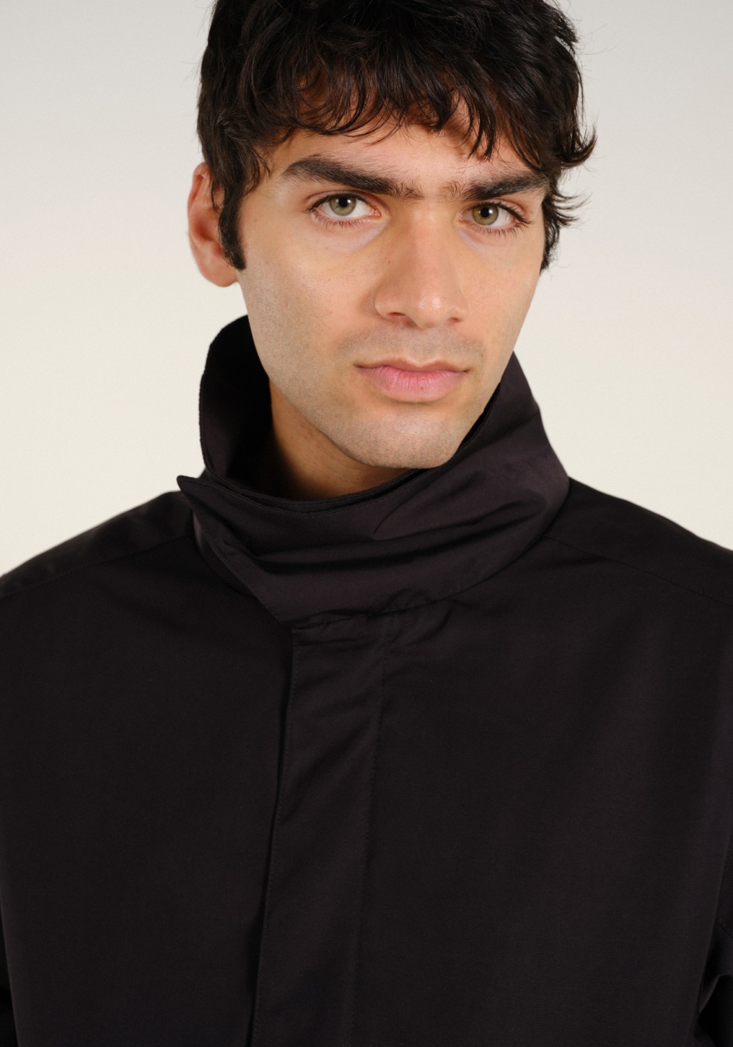 Embassy of Bricks and Logs Short-Parka Swara Black