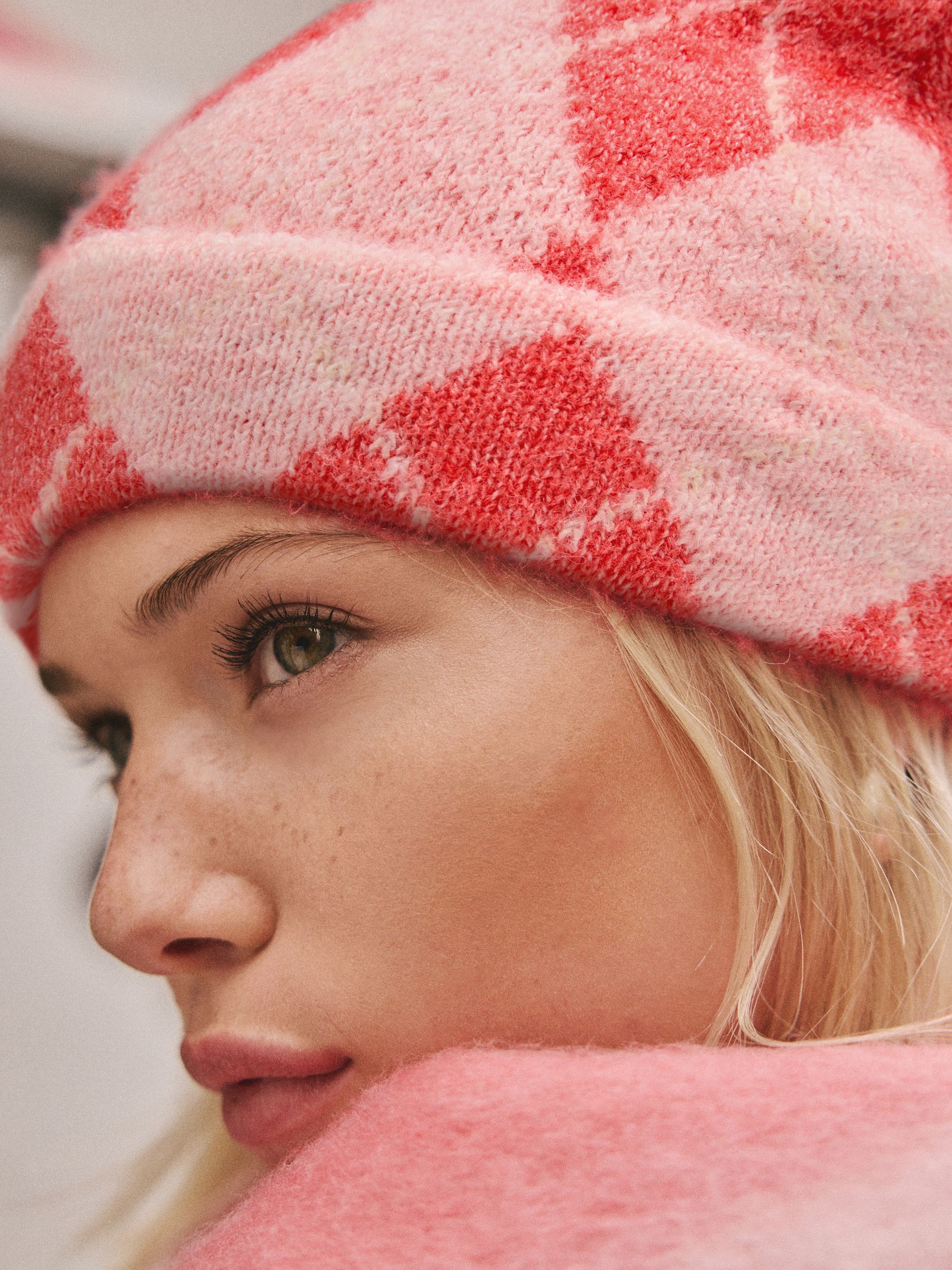 Rood/roze met ajourmotief - Gebreide beanie