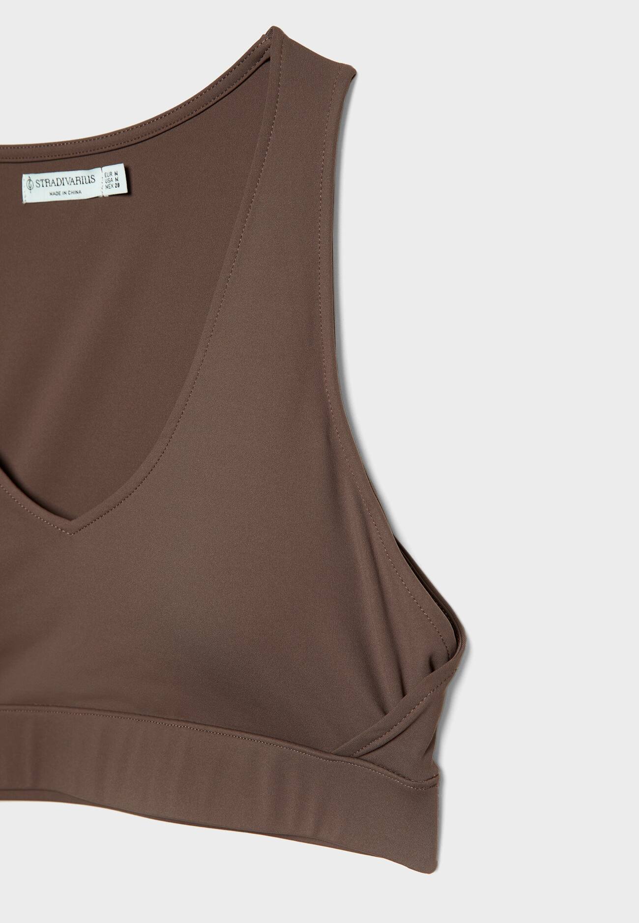 blusa esportiva com decote em V