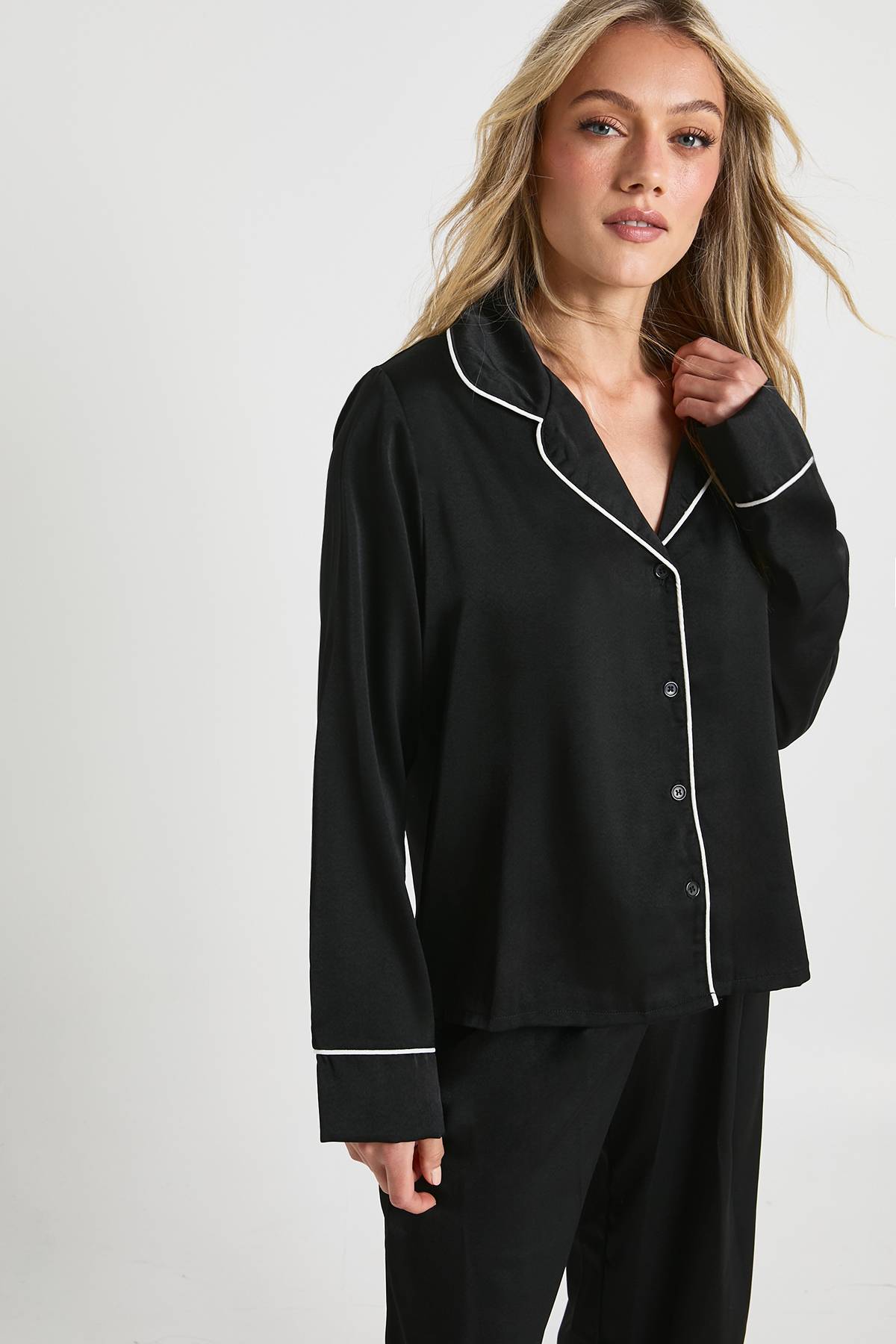 boohoo Ensemble Pyjama Petite Chemise Et Pantalon À Manches Longues En Satin Avec Détails Passepoilés