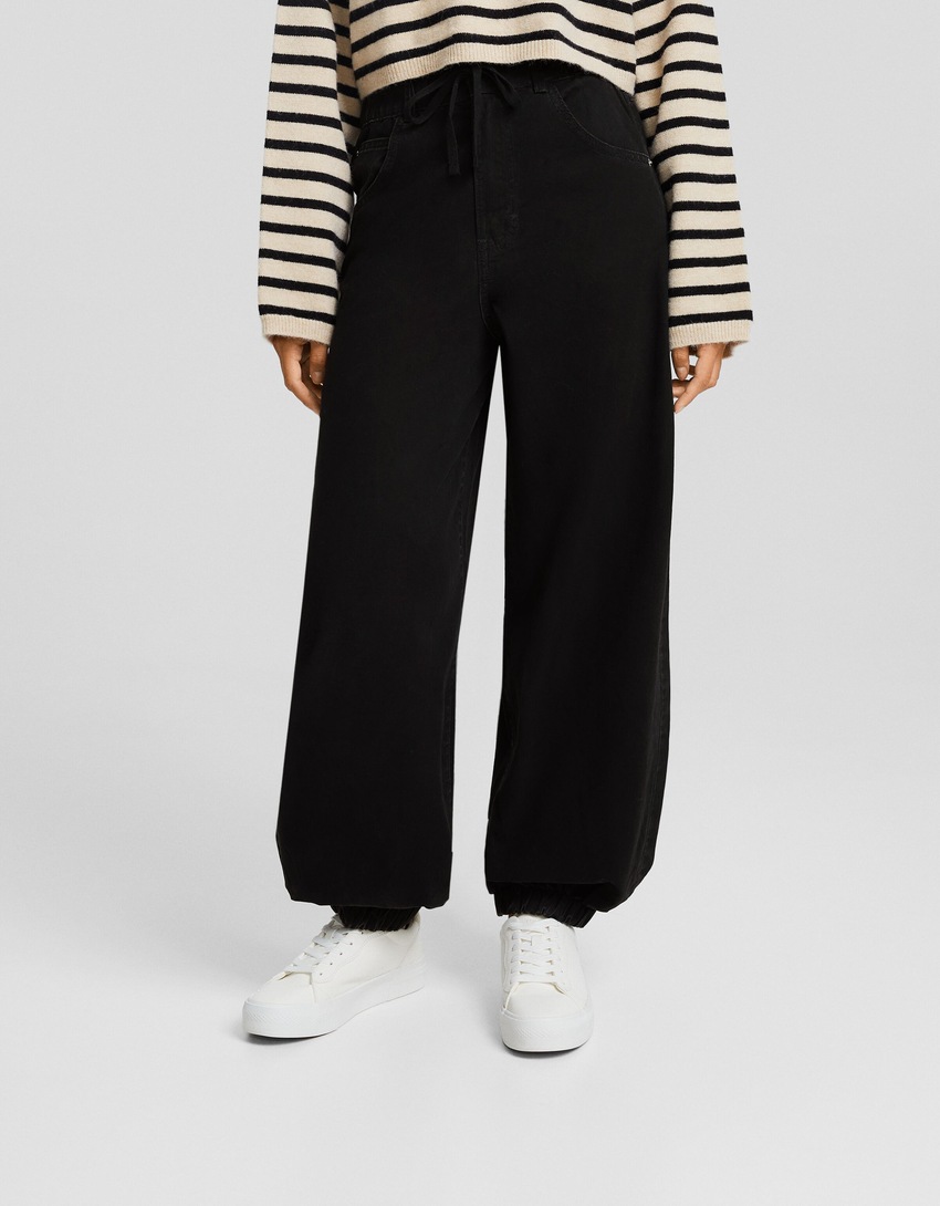 Calça jogger de algodão com cordão.
