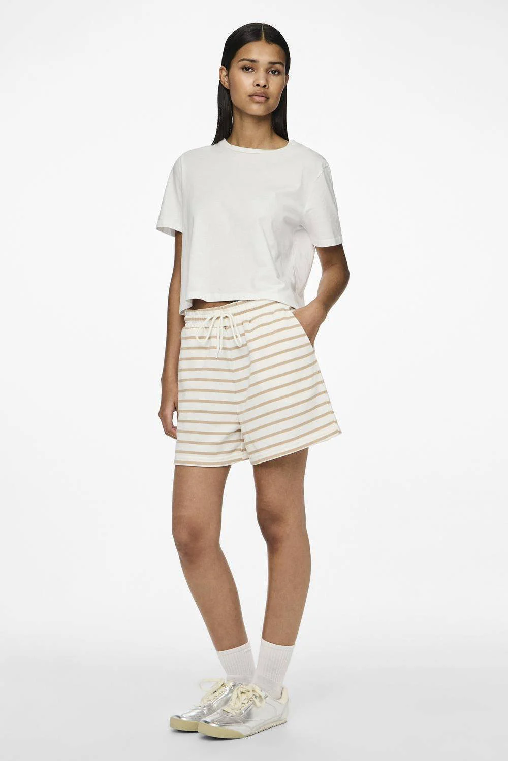 PIECES loungeshort PCCHILLI wit/bruin