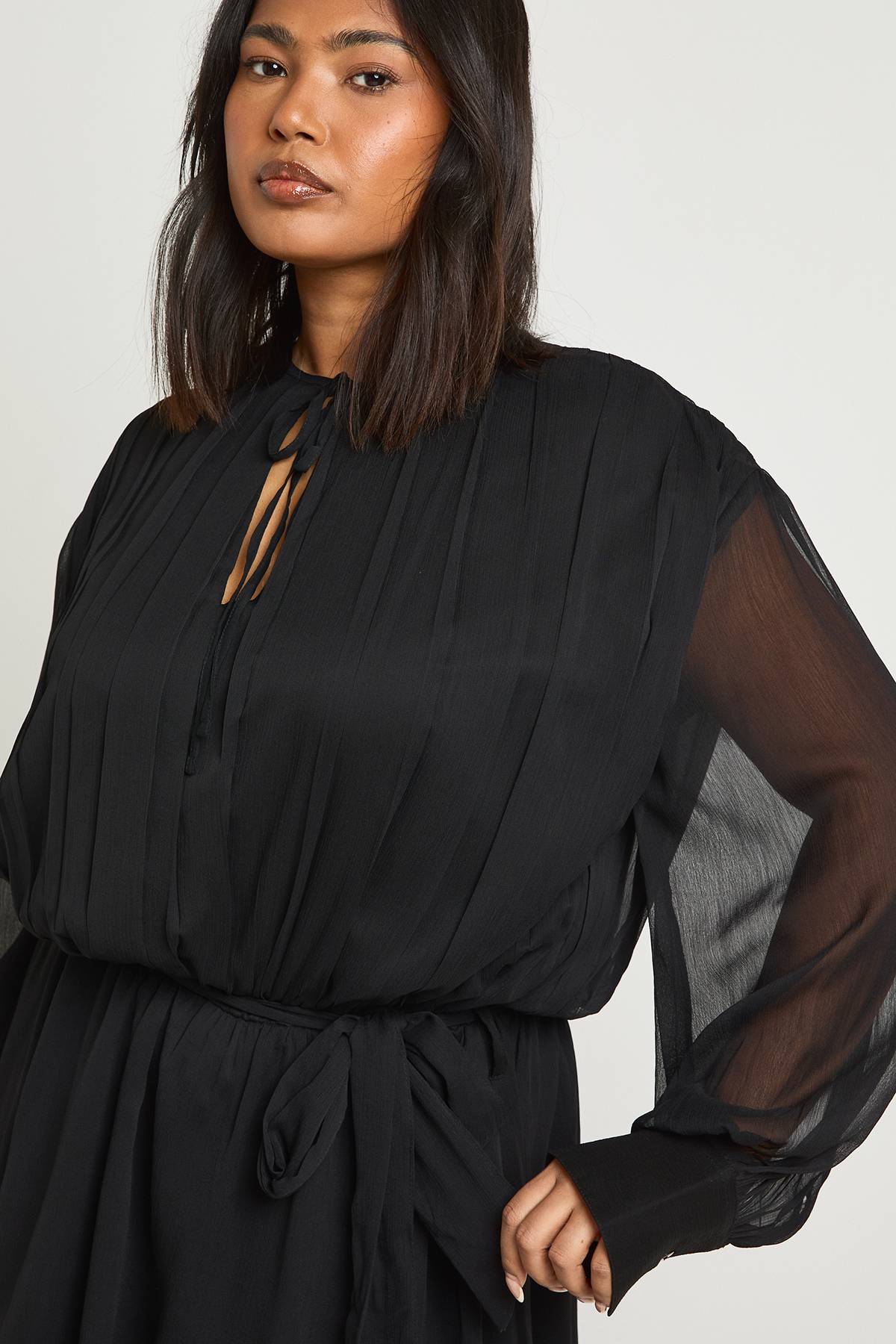 boohoo Robe Patineuse Grande Taille en Mousseline à Volants Blouson avec Ceinture Nouée