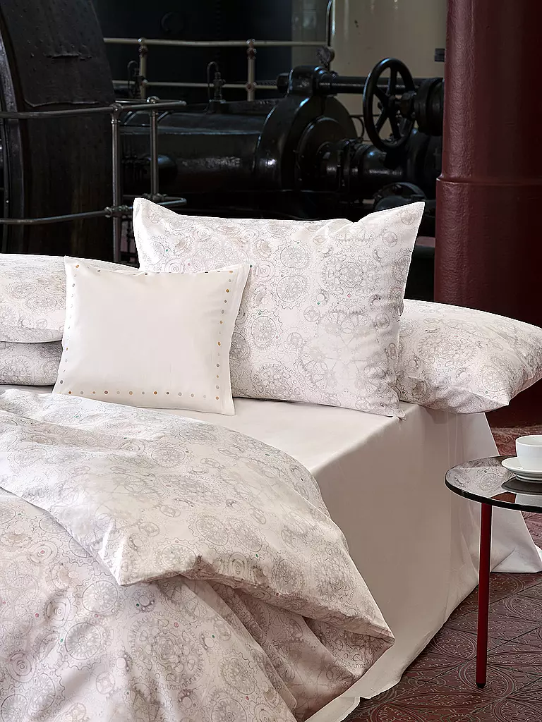 CHRISTIAN FISCHBACHER Satin Kissenbezug ORARIO 70x90cm Uhrwerk weiss