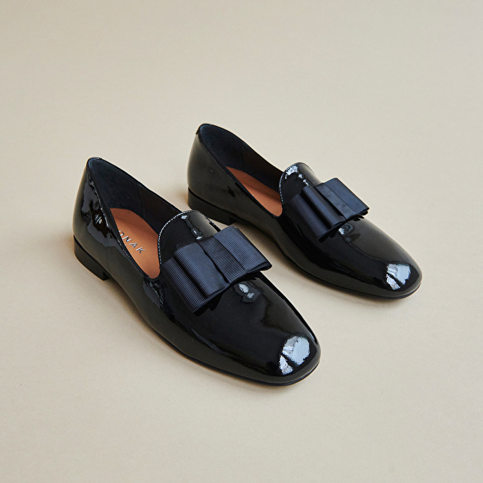 Ballerines à bouts pointus  en cuir verni noir