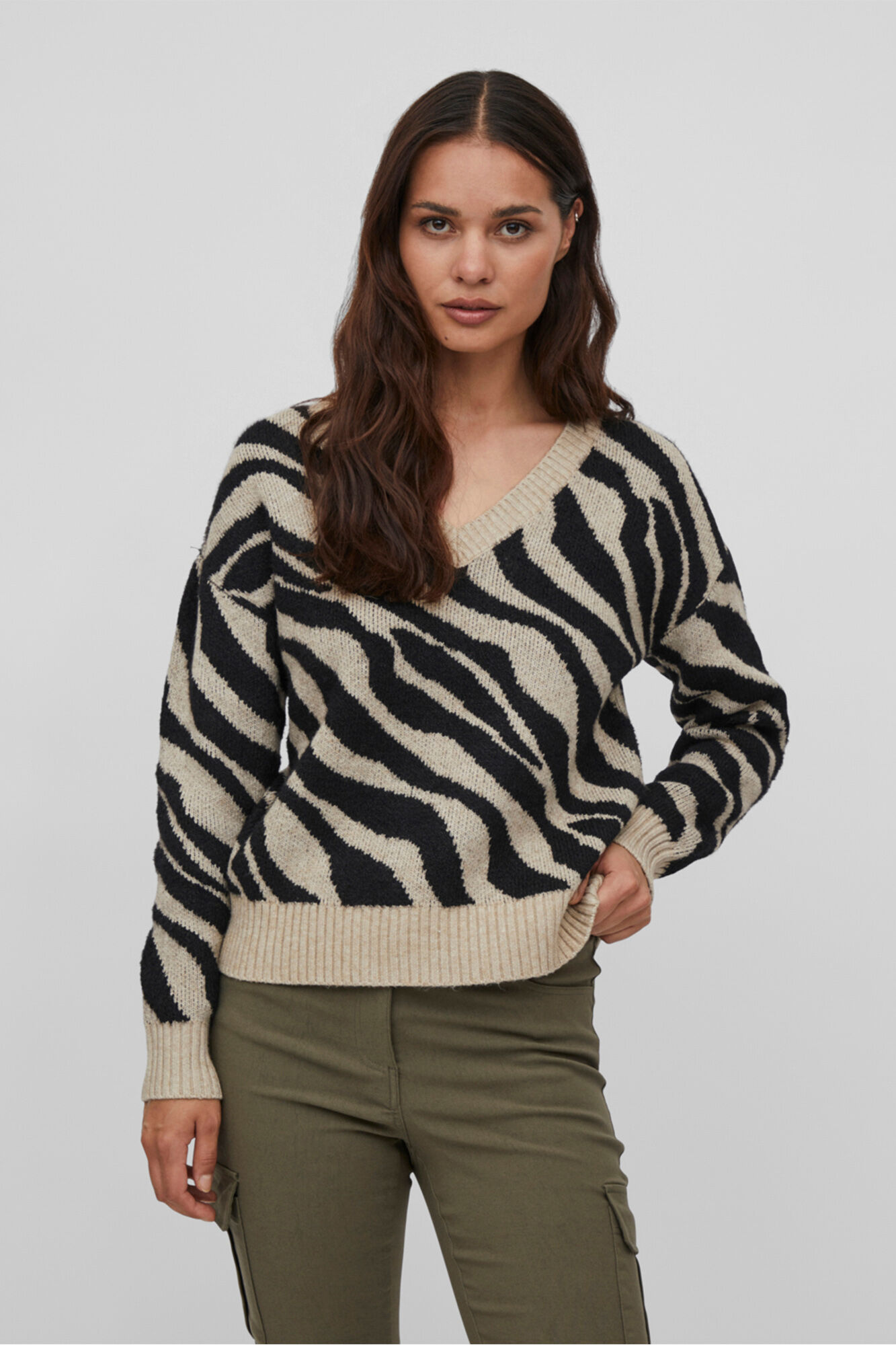 Suéter feminino com decote em V e estampa animal - Marrom