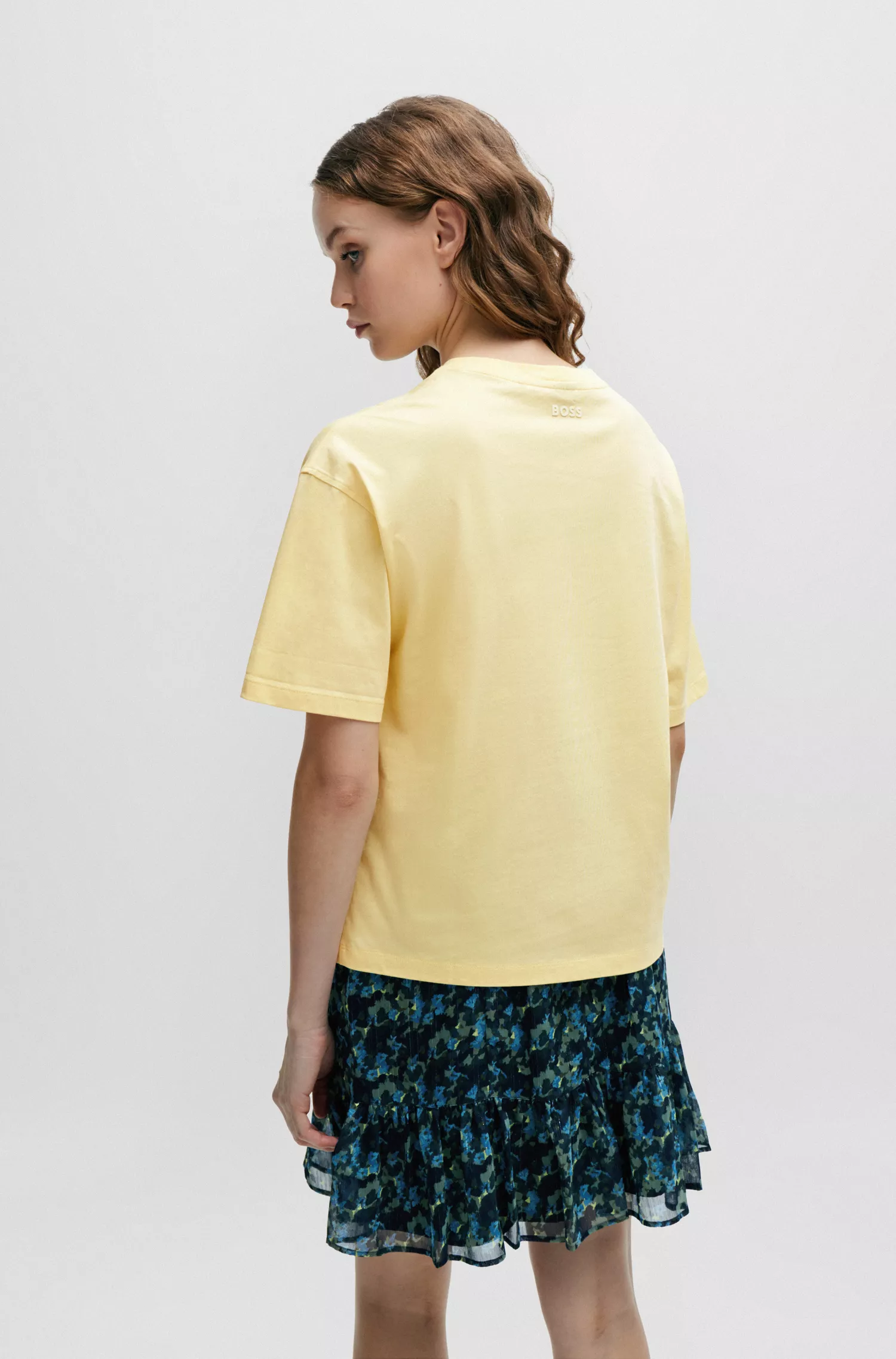 Camiseta BOSS laranja de algodão com modelagem regular e estampa no peito.
