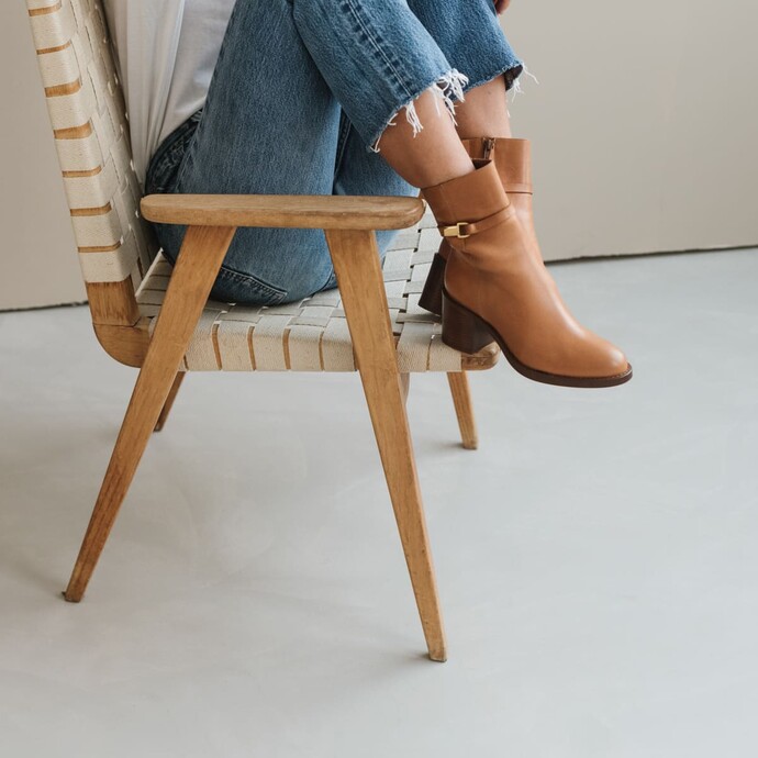 Bottines à talons et boucles  en cuir camel