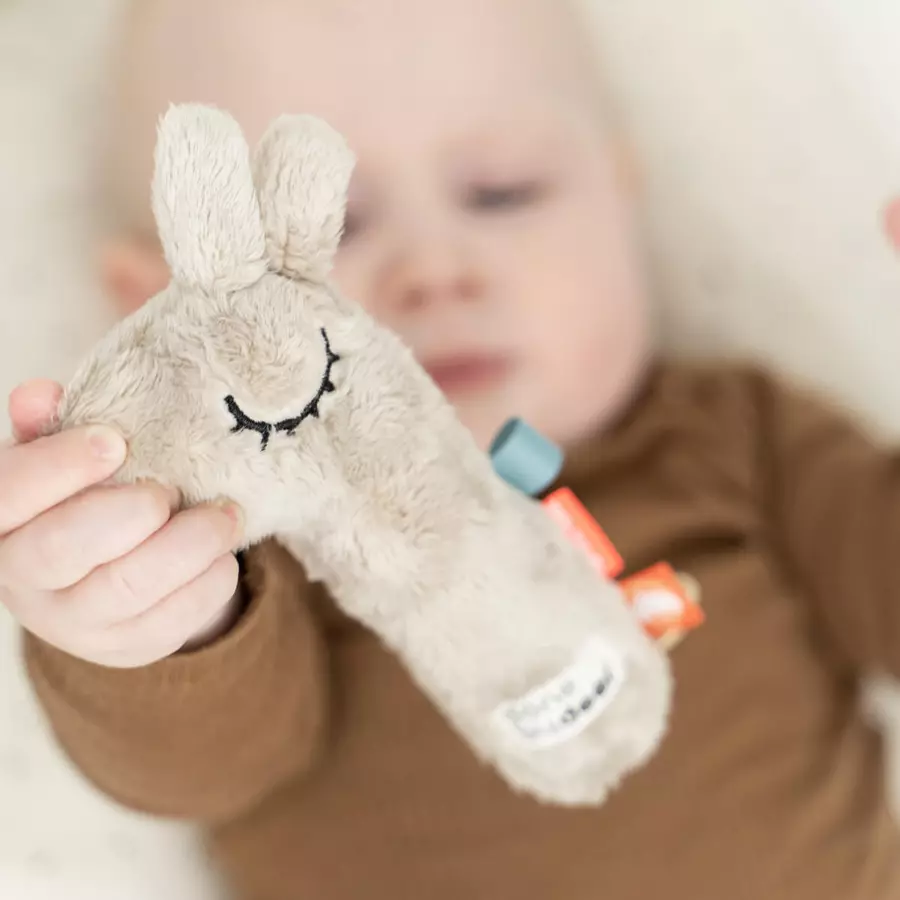 Done by Deer™ Rassel Quietsch-Greifling Lalee Sand