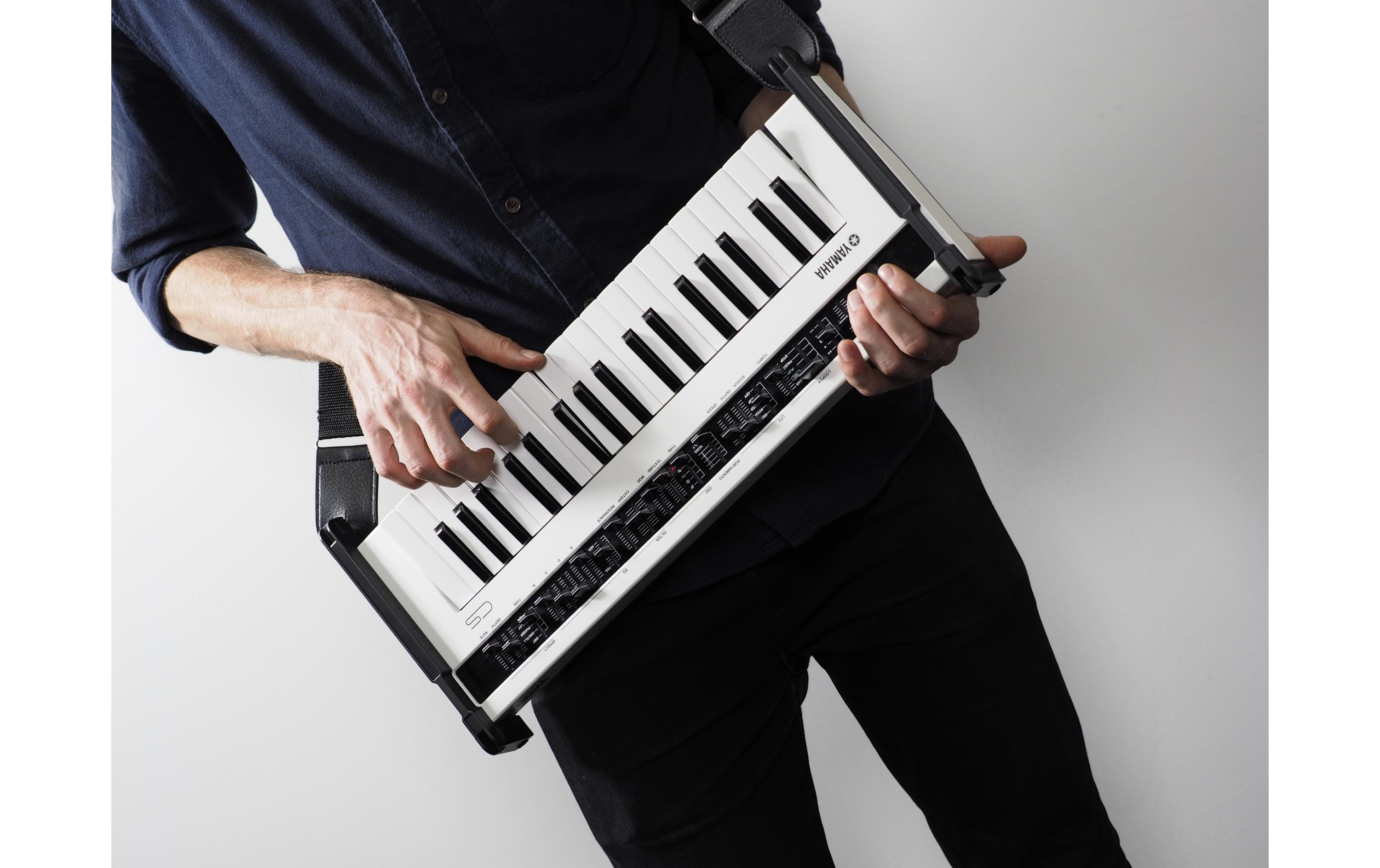 Synthesizer Reface YC<br>Portables Keyboard mit Mini-Tastatur, integrierten Lautsprechern und professionellen Anschlüssen
