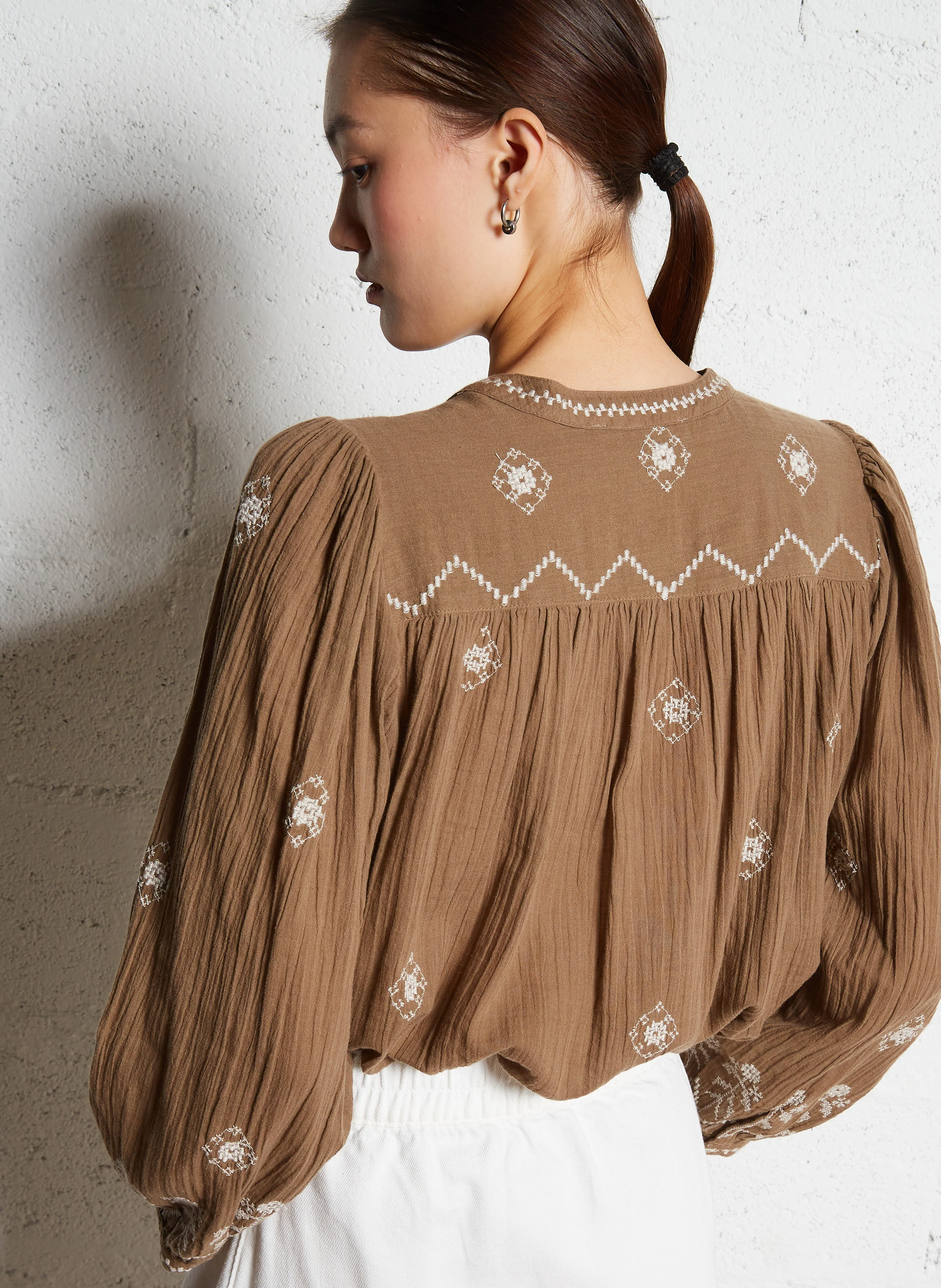DUHA - Blouse droite brodée en coton | Kaki