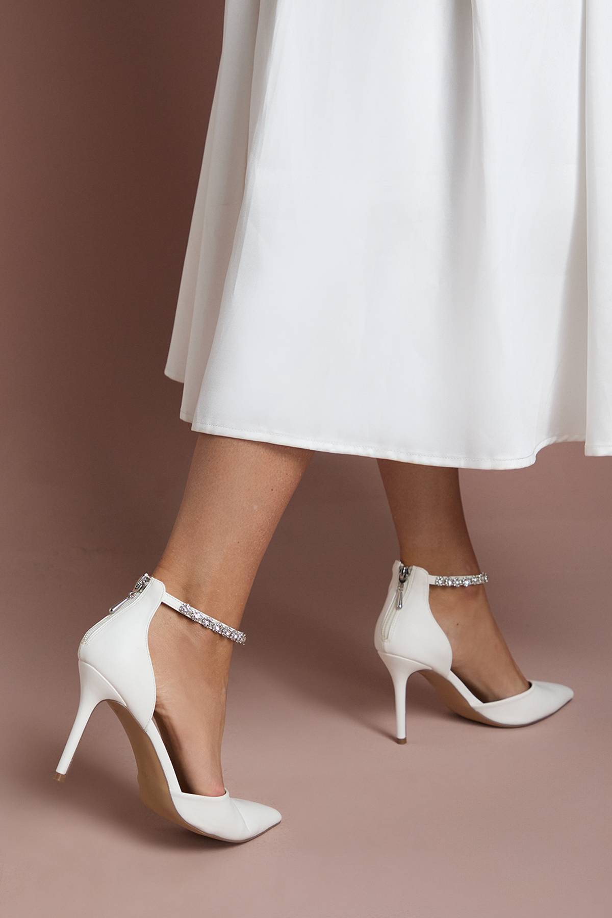 Coast Escarpins de Mariée Tatiana Coupe Large en synthétiquecuir avec Bracelet de Cheville Orné de Bijoux et Talon Aiguille Haut
