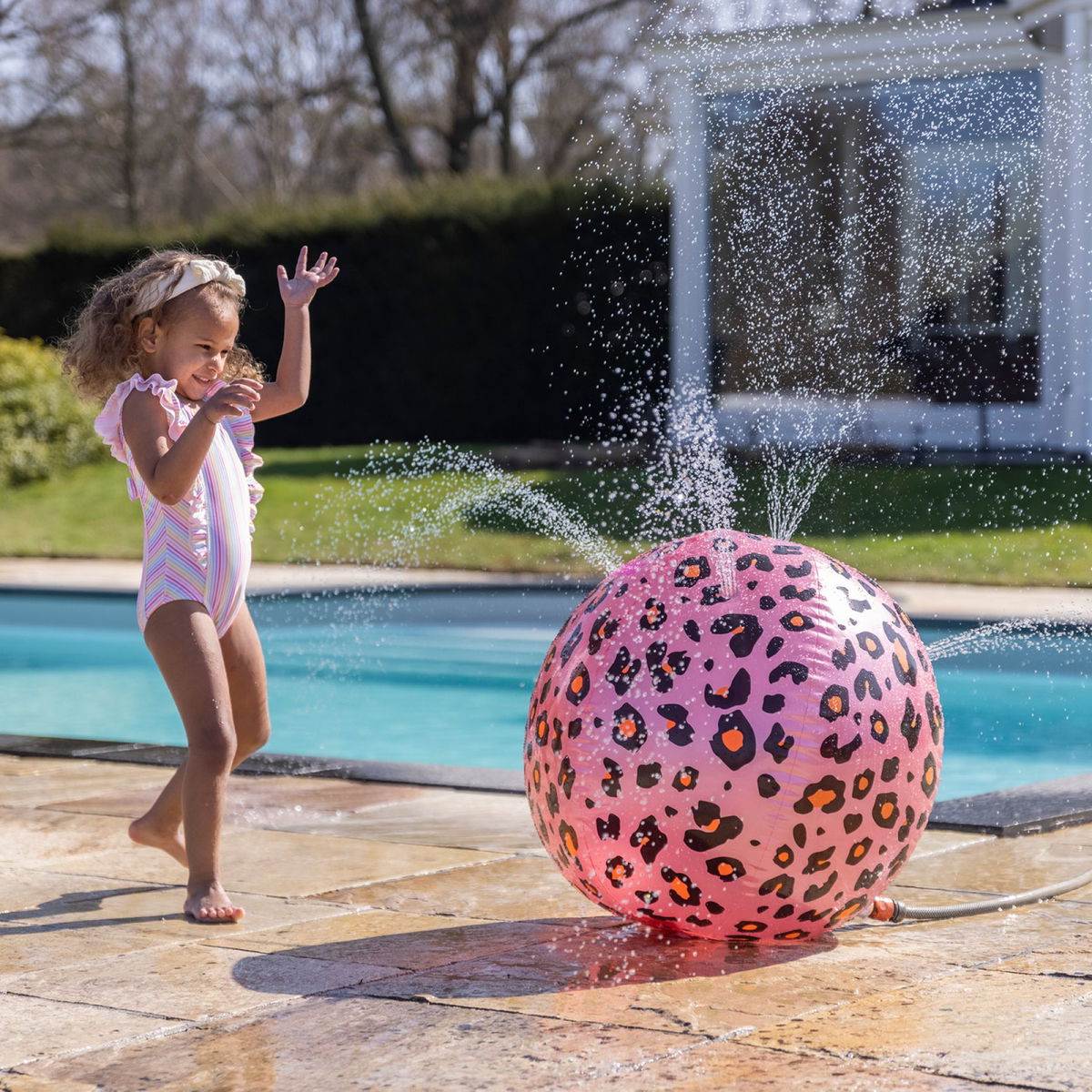 Swim EssentialsSwim Essentials   Wasserball mit Sprinkler