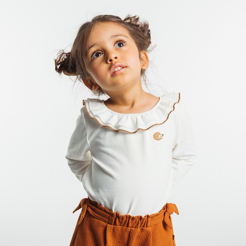 T-shirt à col volants hérisson brodé beige bébé fille