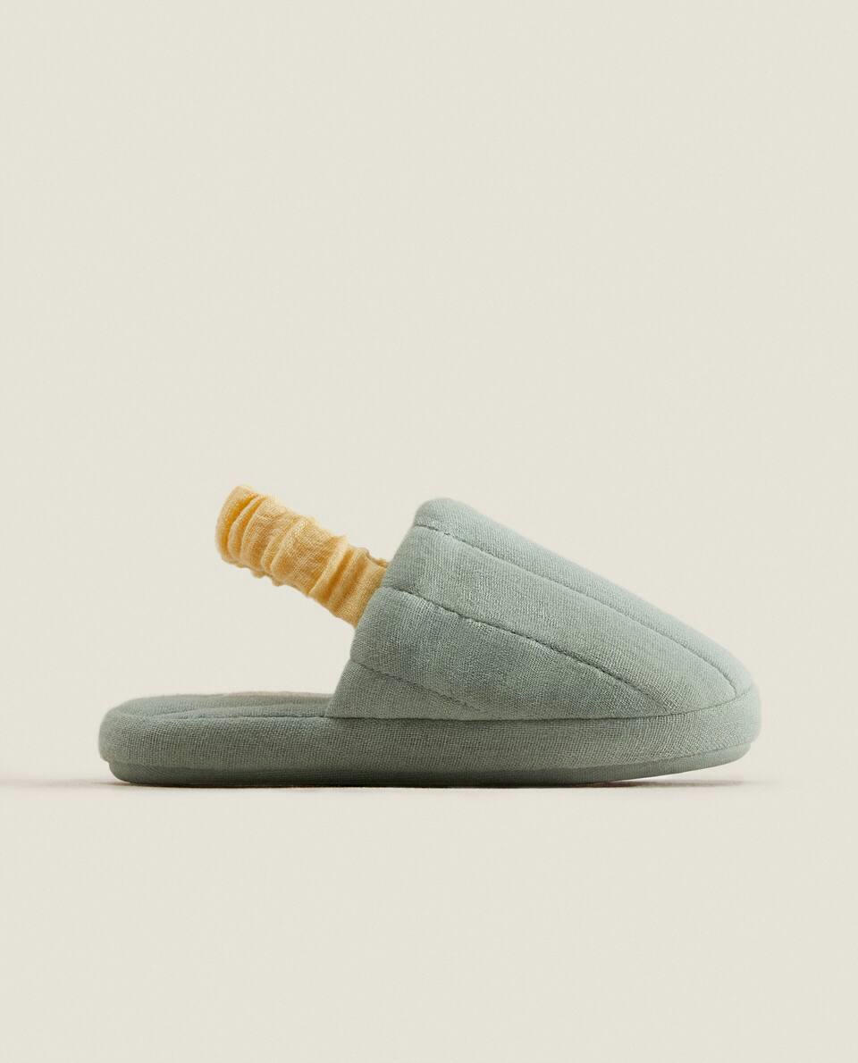 Chinelo de tecido com tira no calcanhar