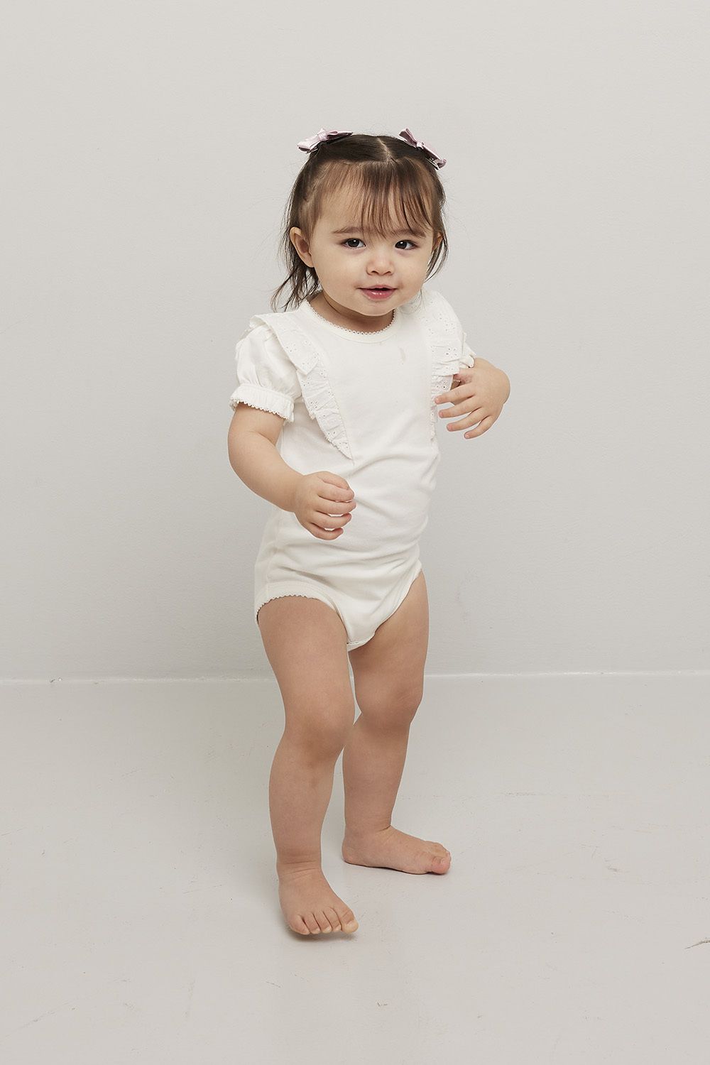 Kortermet body med broderi anglaise