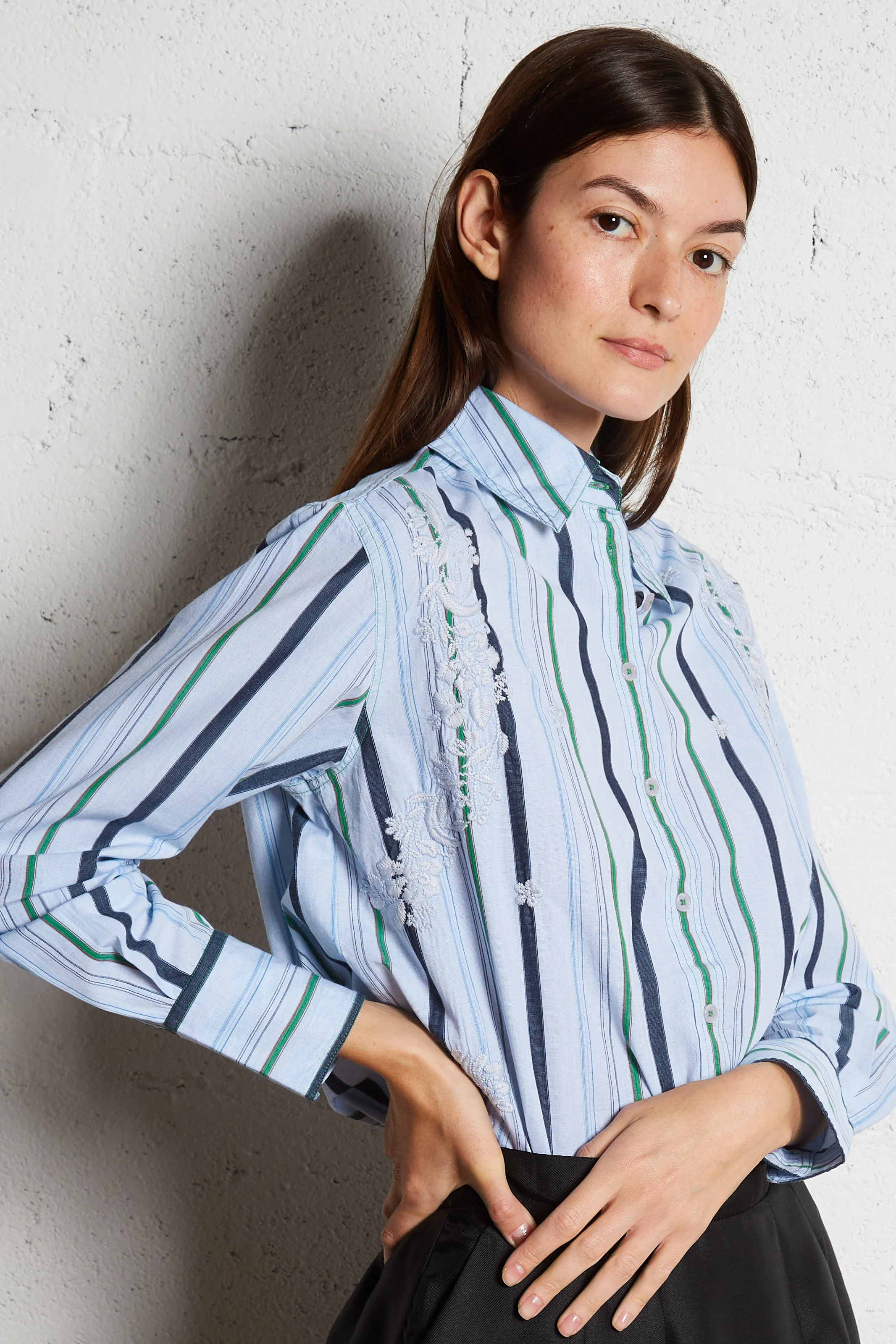 LAIS - Chemise col classique droite en coton rayé et brodé | Bleu