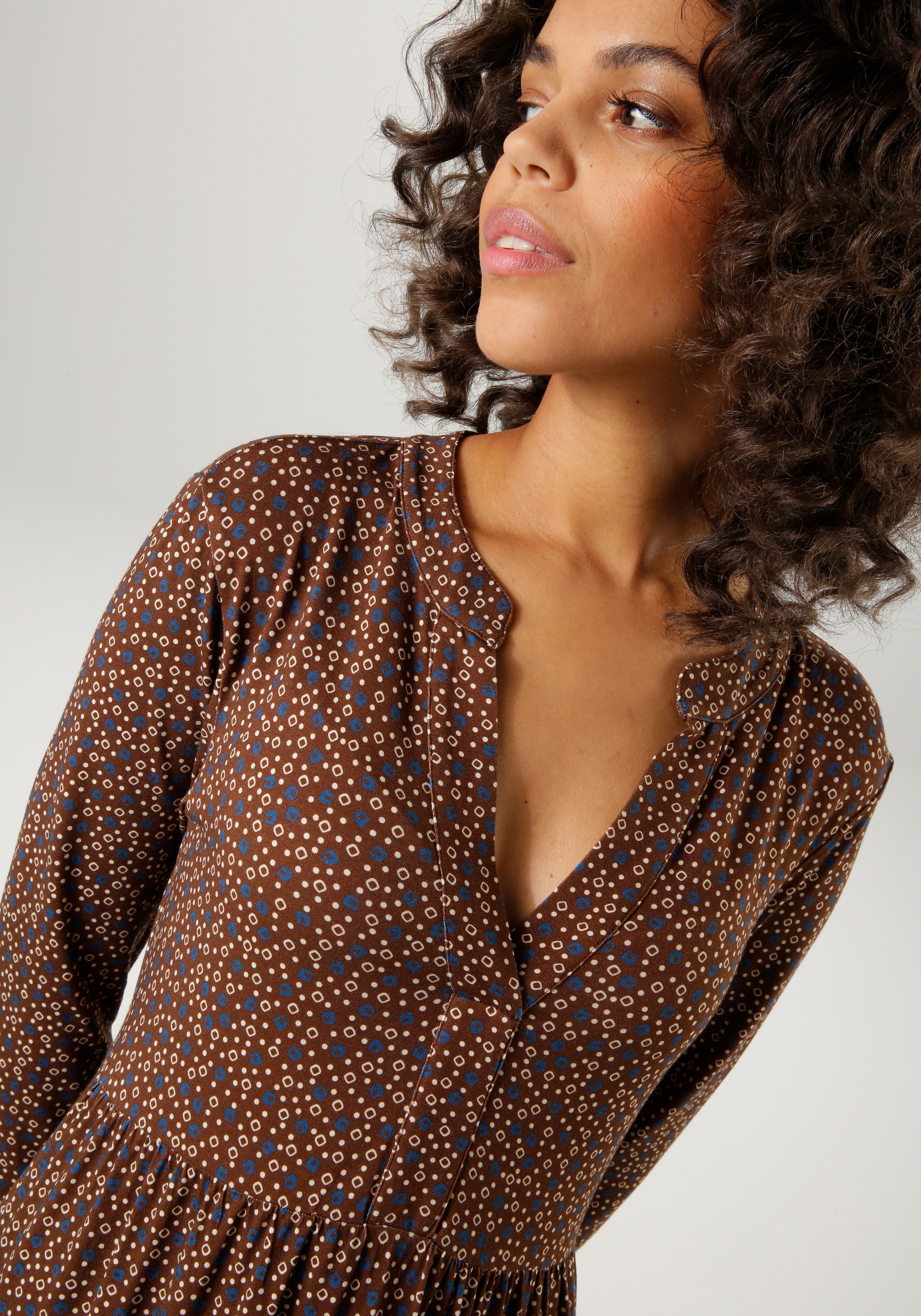 Aniston CASUAL Jerseykleid mit trendfarbigen, grafischen Allover-Druck