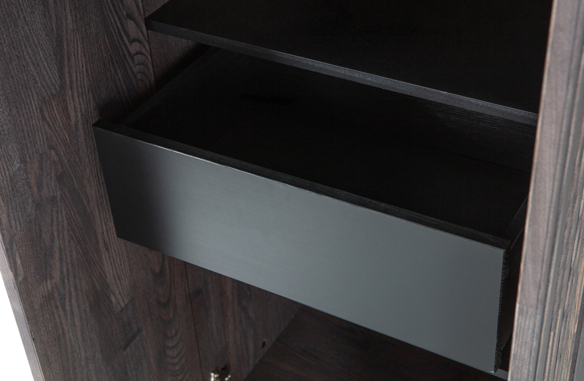 WOOOD hoge kast New Gravure met lade - essen espresso Hoge kast New Gravure met Lade - Essen Espresso