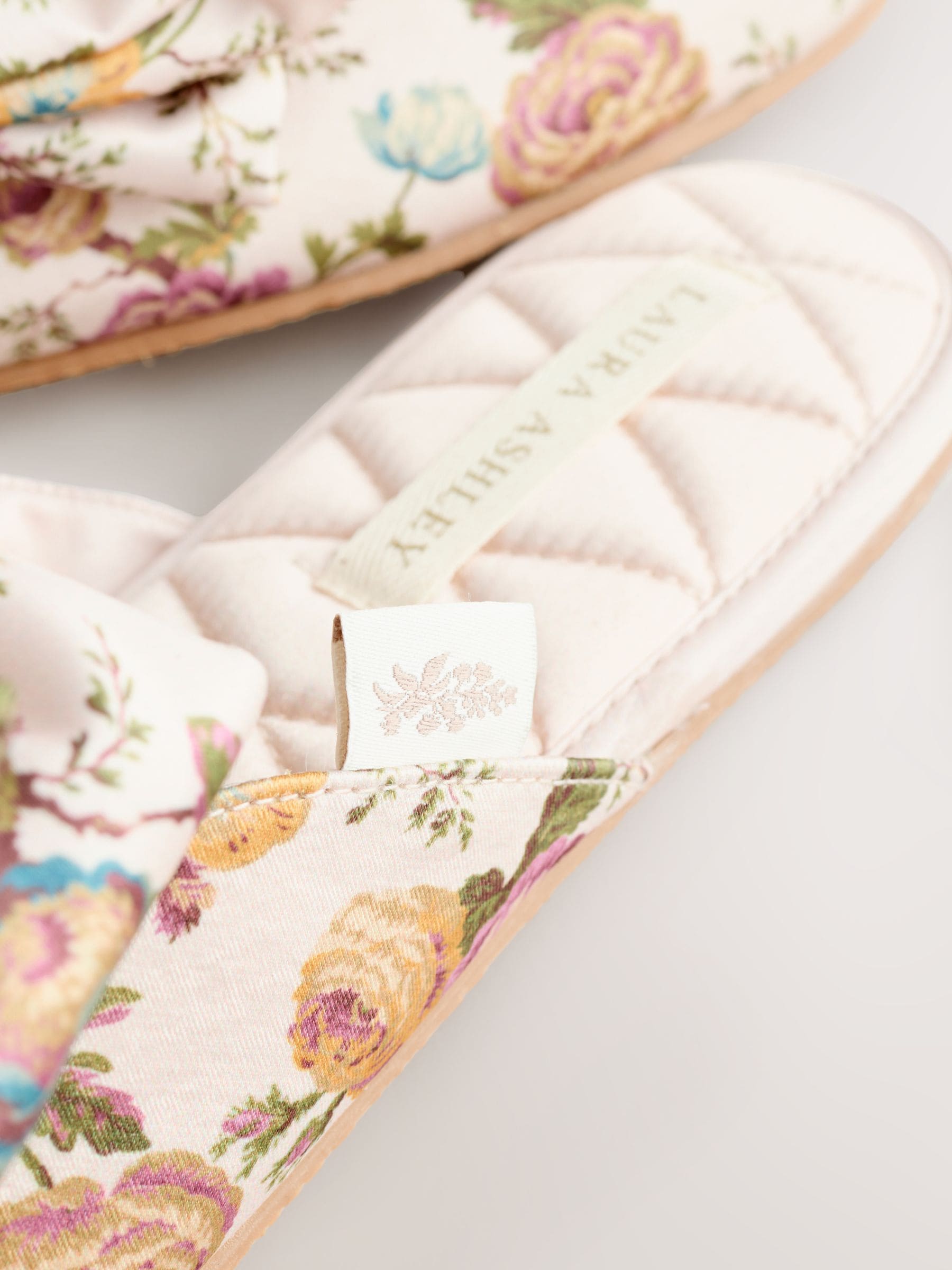 Laura Ashley Uffington Roses doorgestikte muiltjes pantoffels