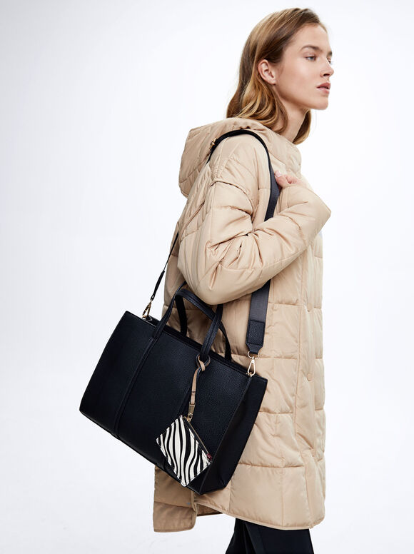 Bolsa tote com pingente - Preta