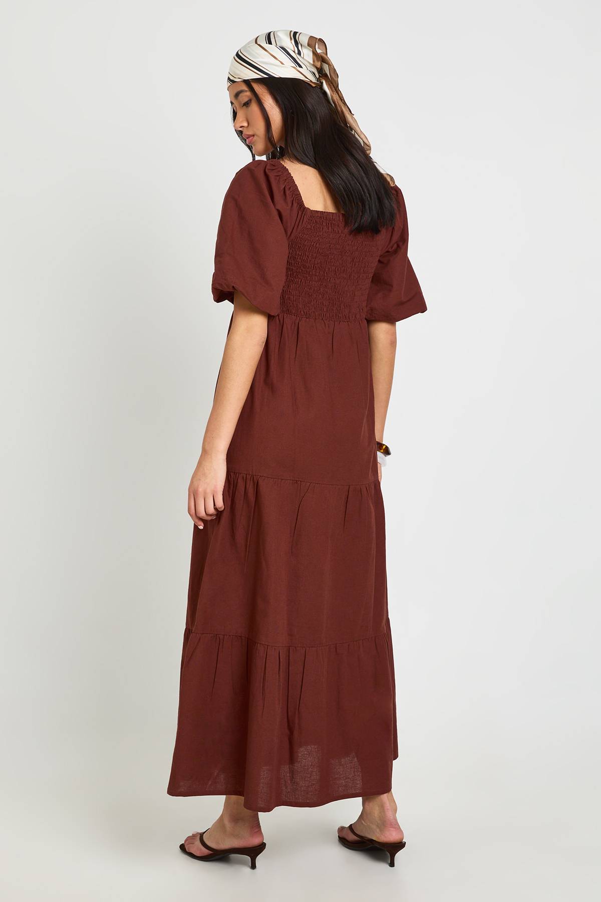 boohoo Robe Midaxi Étagée À Manches Volumineuses Aspect Lin Grande Taille