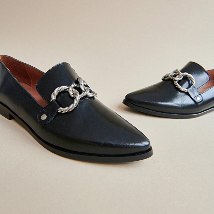 Mocassins à boucles argentées et bouts pointus  en cuir noir