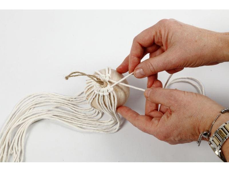Creativ Company Bastelset Weihnachtskugeln Macrame Individuell gestaltete Kugeln für den Weihnachtsbaum