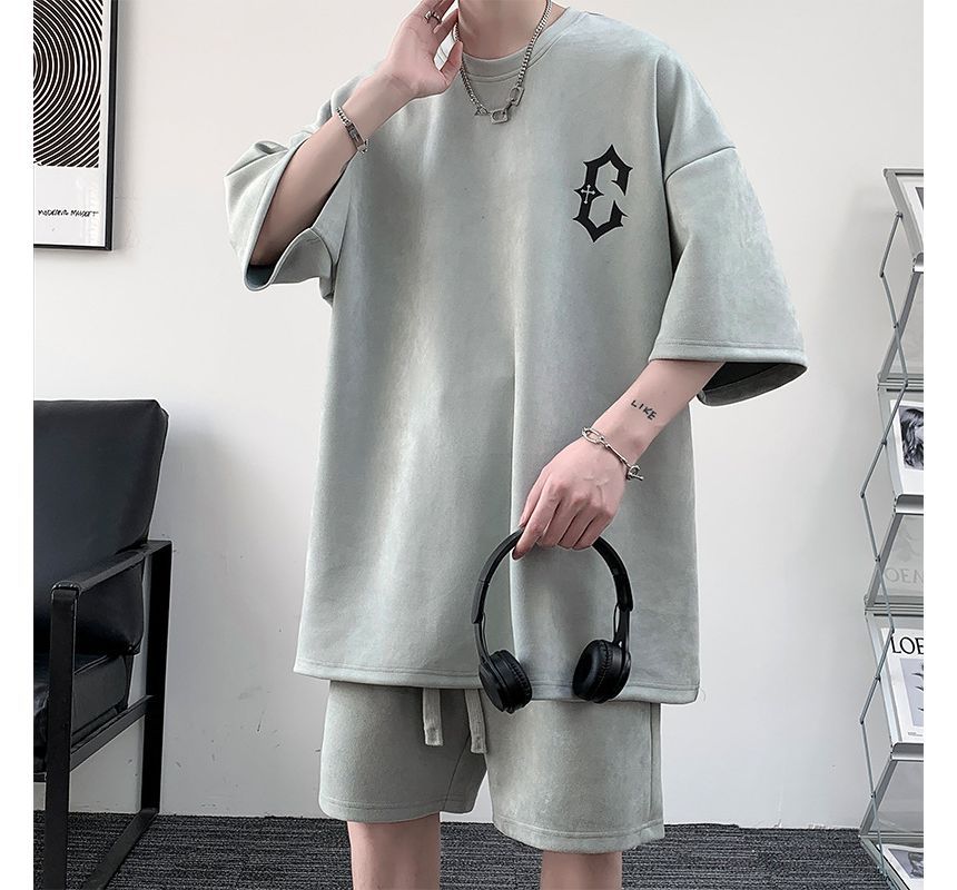 Stone Leo - Set: oversized T-shirt met ronde hals en letters, met elleboogmouwen + effen shorts met gemiddelde taille