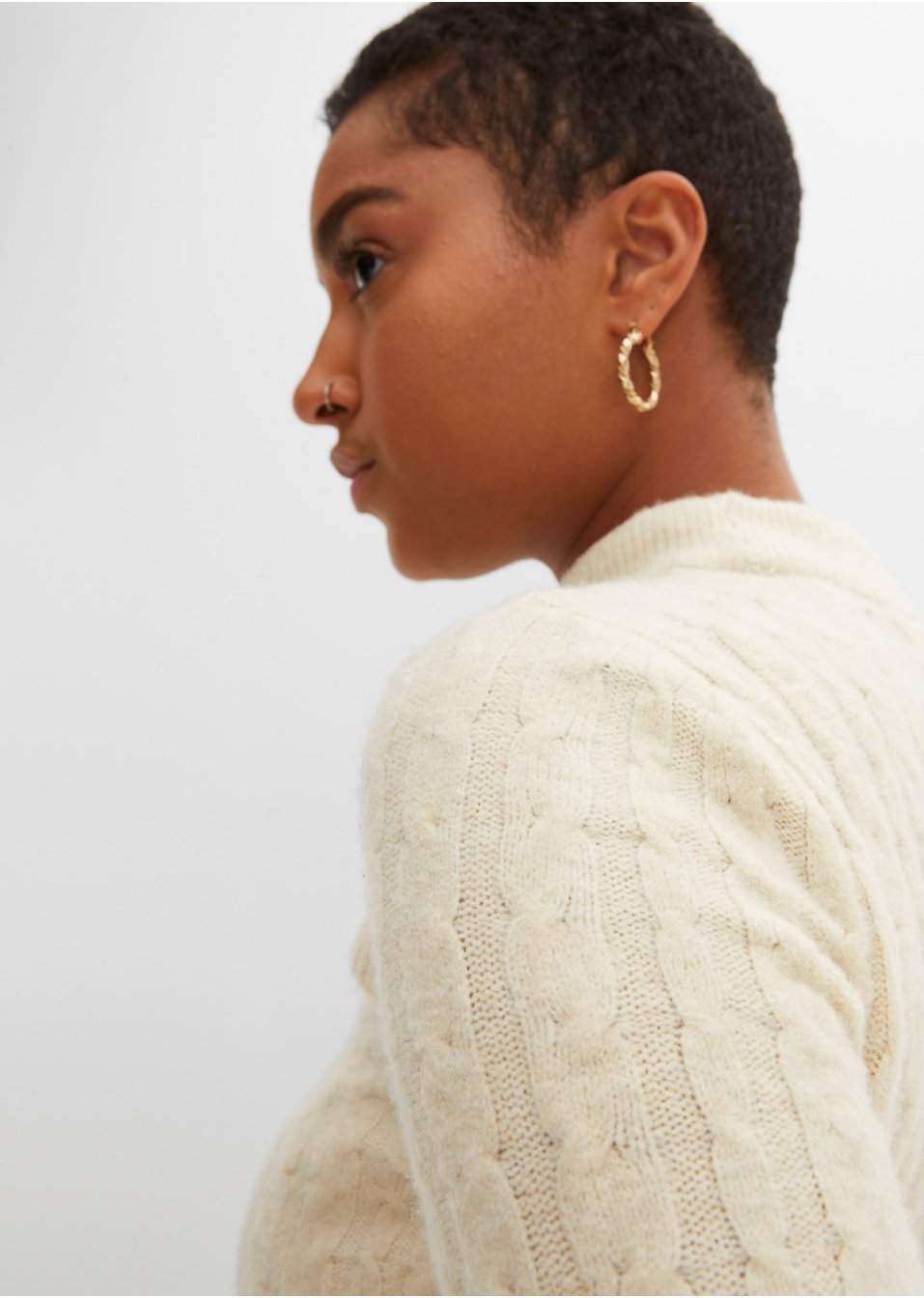 Pull  avec torsades et découpes