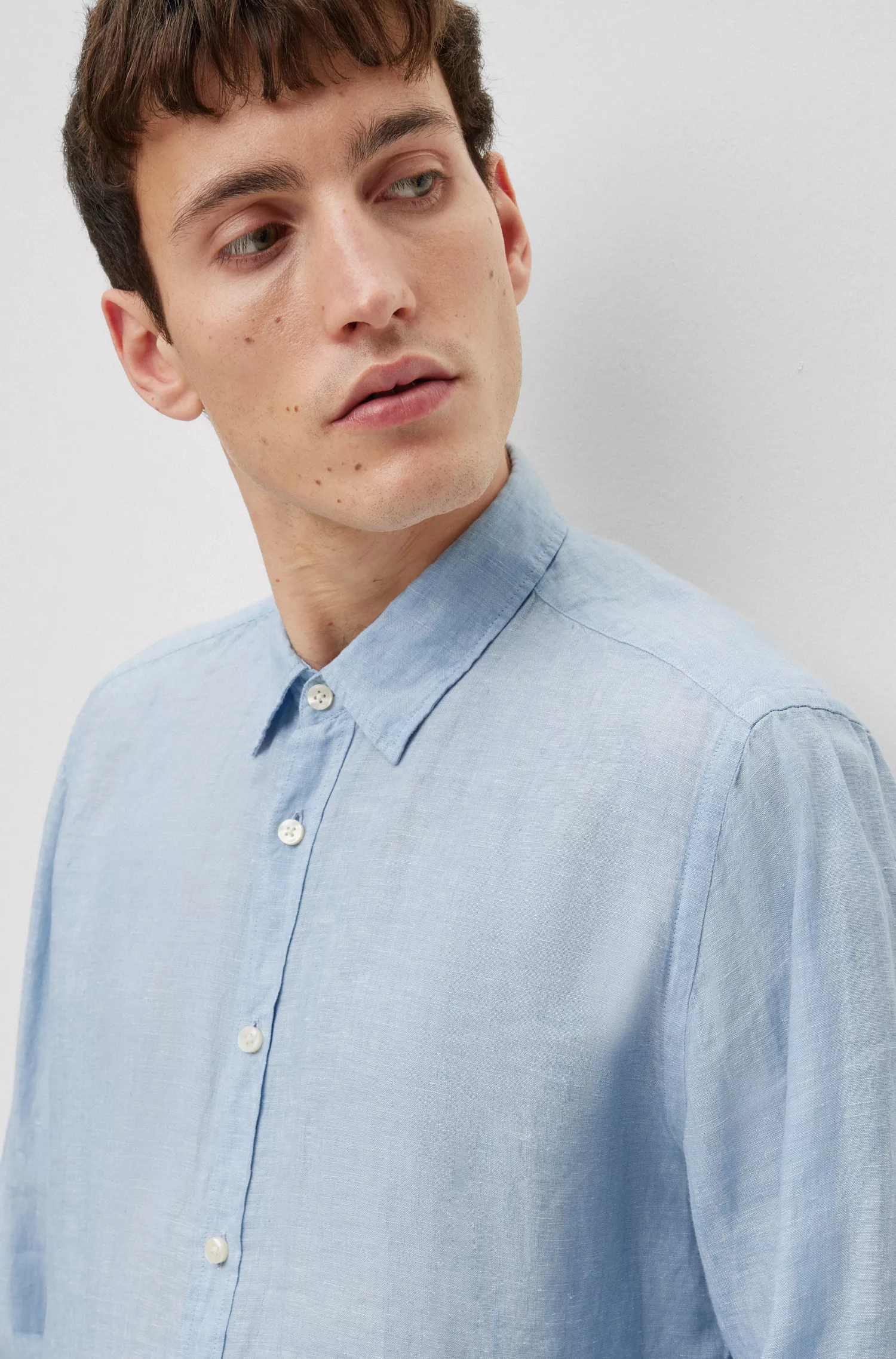 Camisa BOSS preta de manga comprida com corte regular em chambray de linho.