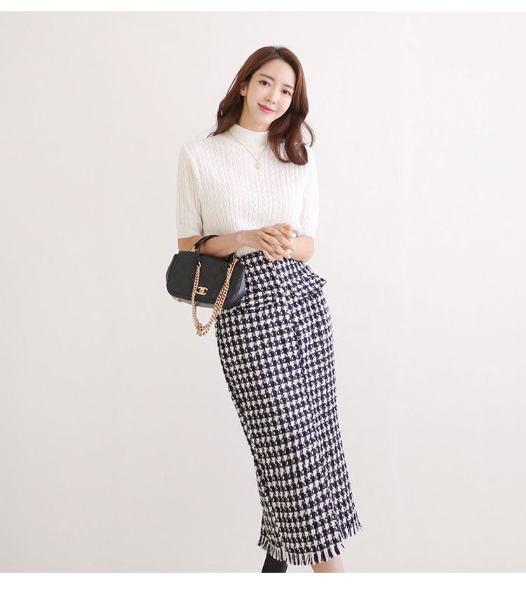 Aurora - Set: Korte mouwen, mockneck, effen kabelgebreide top + hoge taille pied-de-poule tweed midi-kokerrok