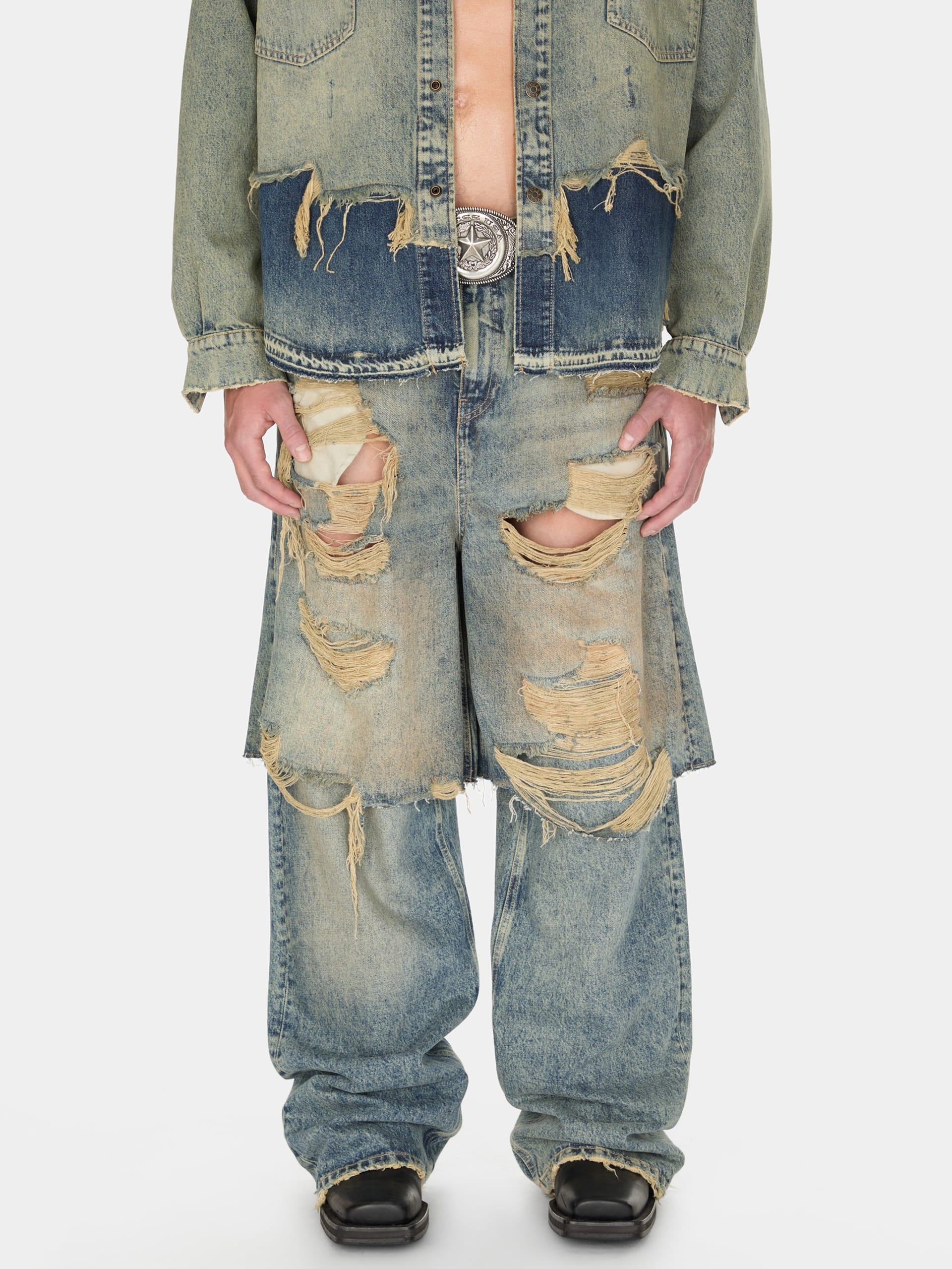 calça jeans destroyed em camadas