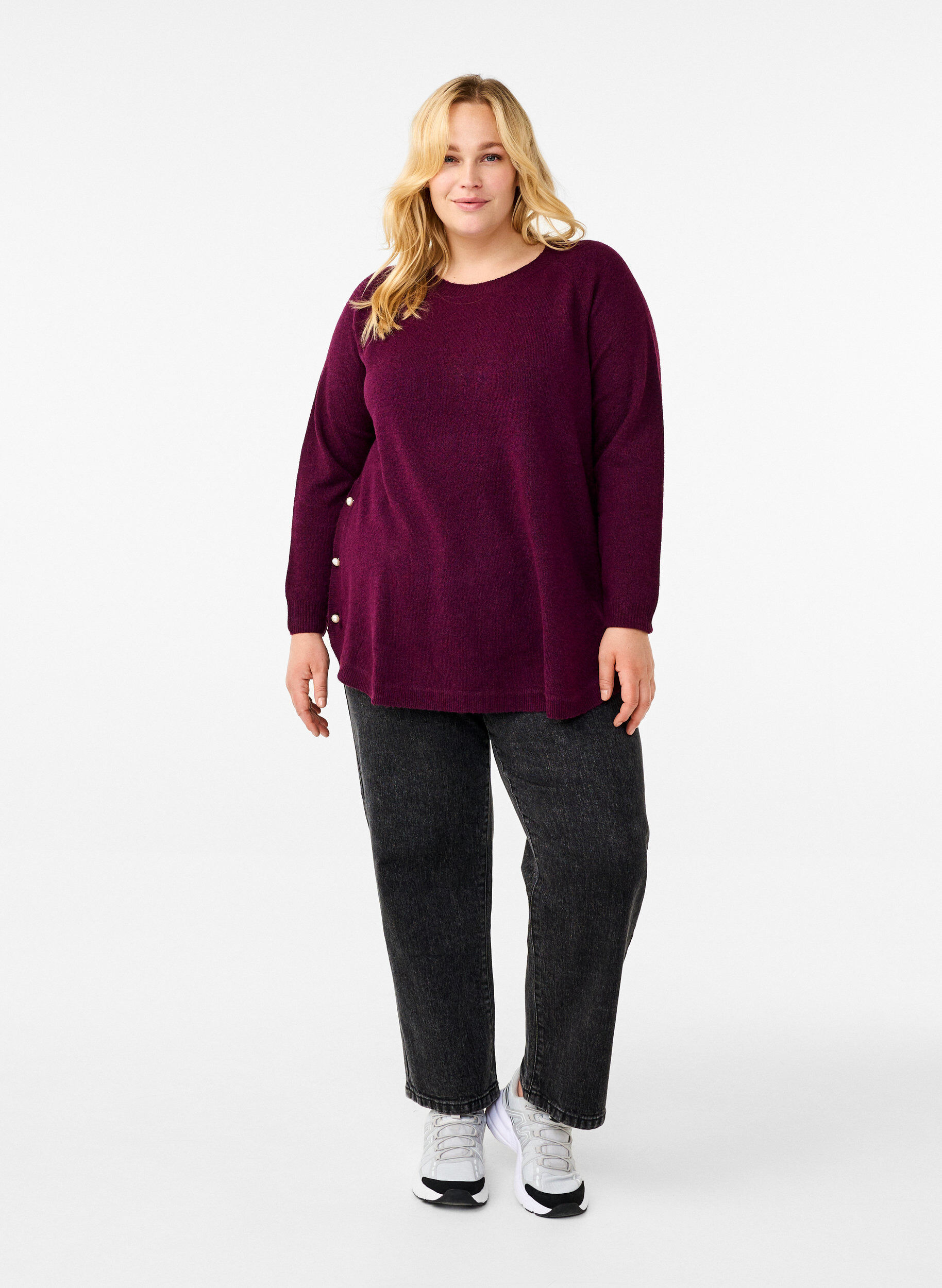 Strikbluse med perledetaljer