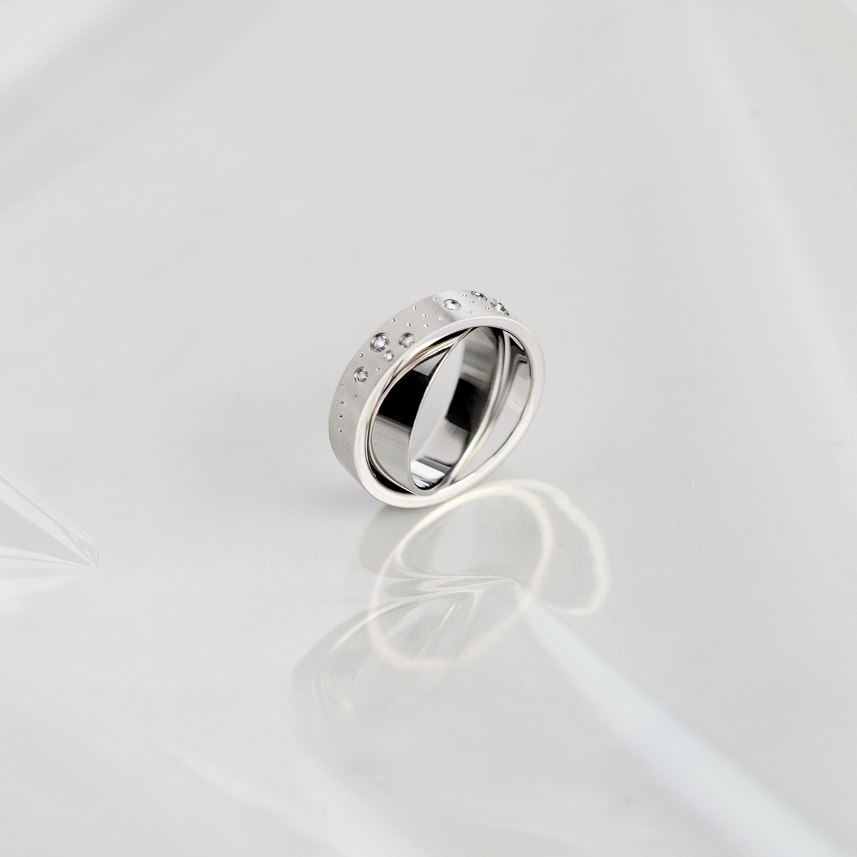 Bague acier anneaux entrelacés zirconia blanc