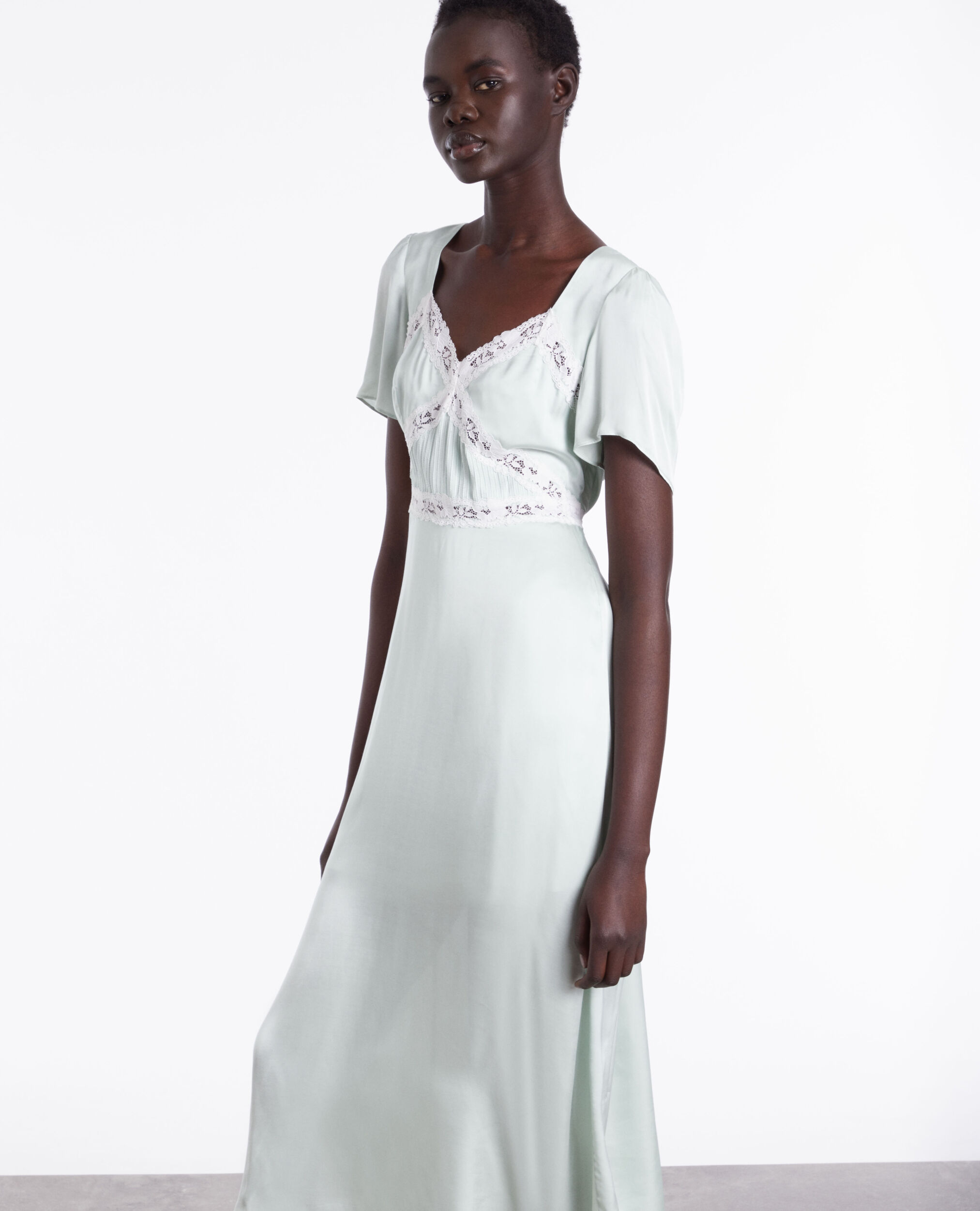 Robe longue vert clair avec détails en dentelle