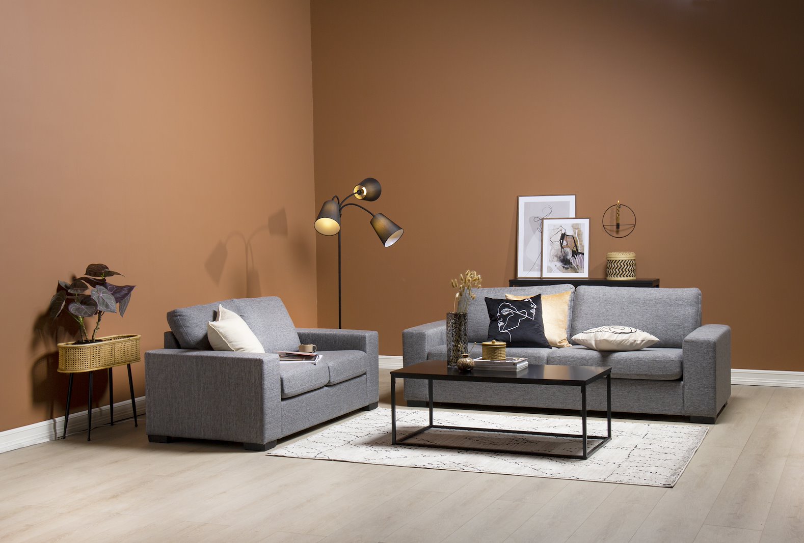 Max sofa 3-seter med duoputer i tekstil Rocco 281 mørk grå med sorte ben
