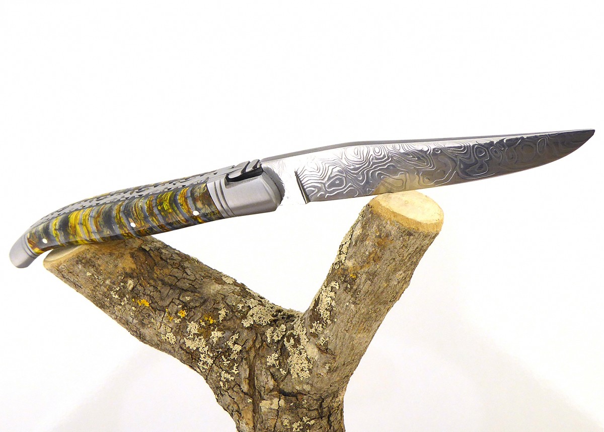 Couteau Laguiole avec un manche en Molaire de Mammouth teintée doré